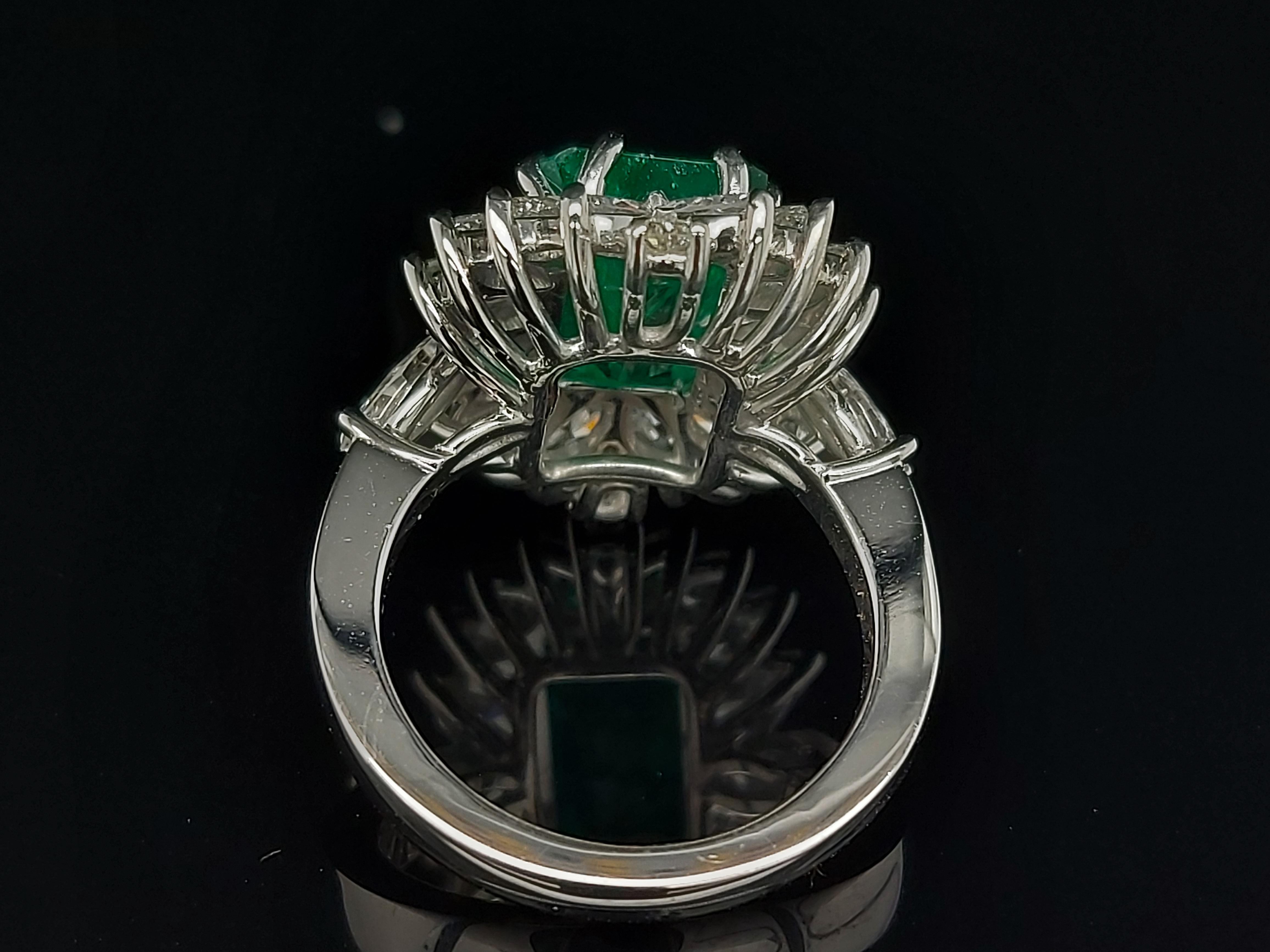 Beautiful 18kt Handmade White Gold Ring4.36 Ct Colombia Emerald Minor&Diamonds For Sale 3