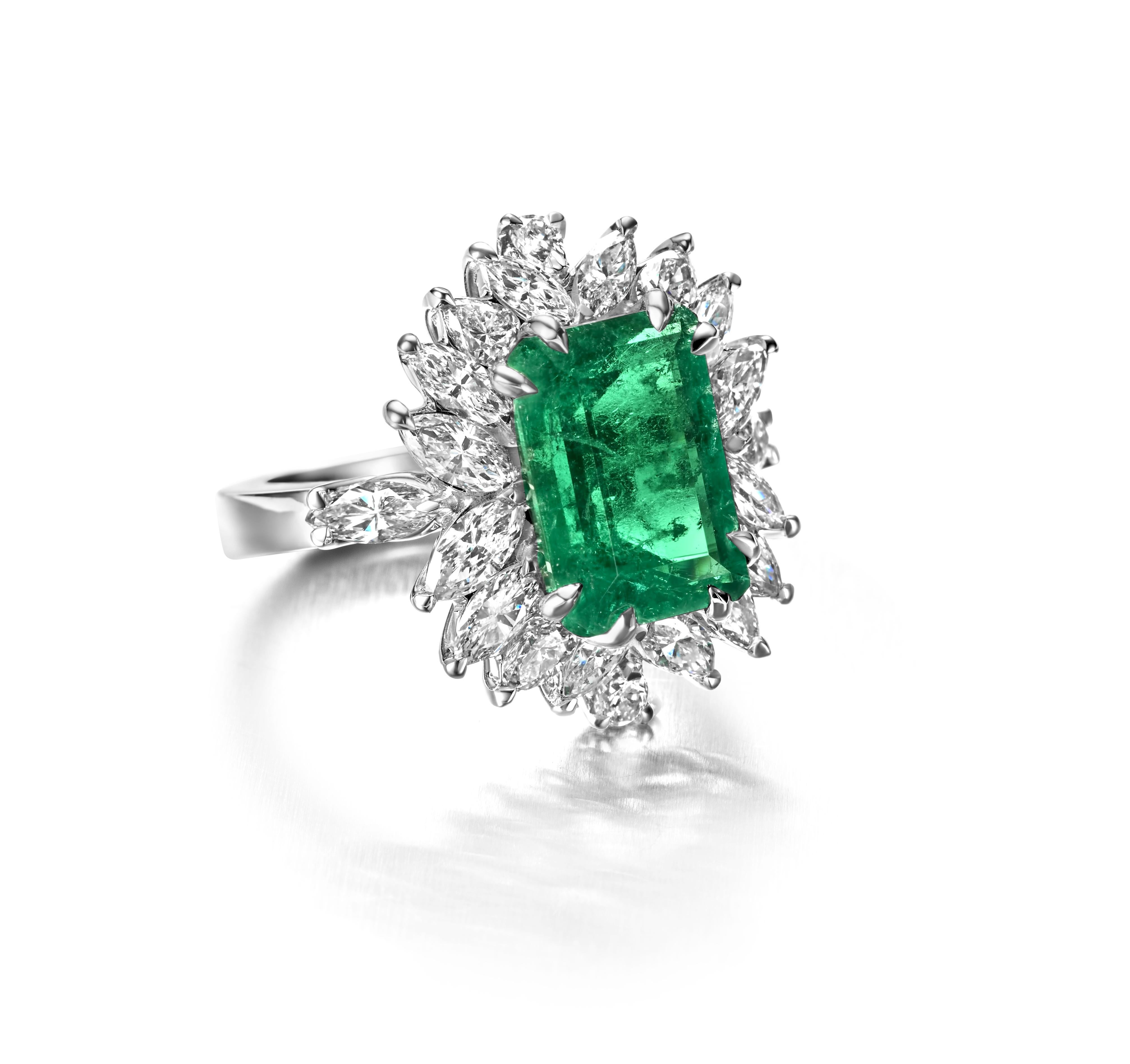 Schöne 18kt Handmade Weißgold Ring mit 4,36 Ct Kolumbien Smaragd Minor und Diamanten.

Smaragd ist einer der am schwierigsten zu fotografierenden Steine, daher ist der Smaragd eigentlich viel schöner als abgebildet.....

Smaragd: Natürlicher grüner