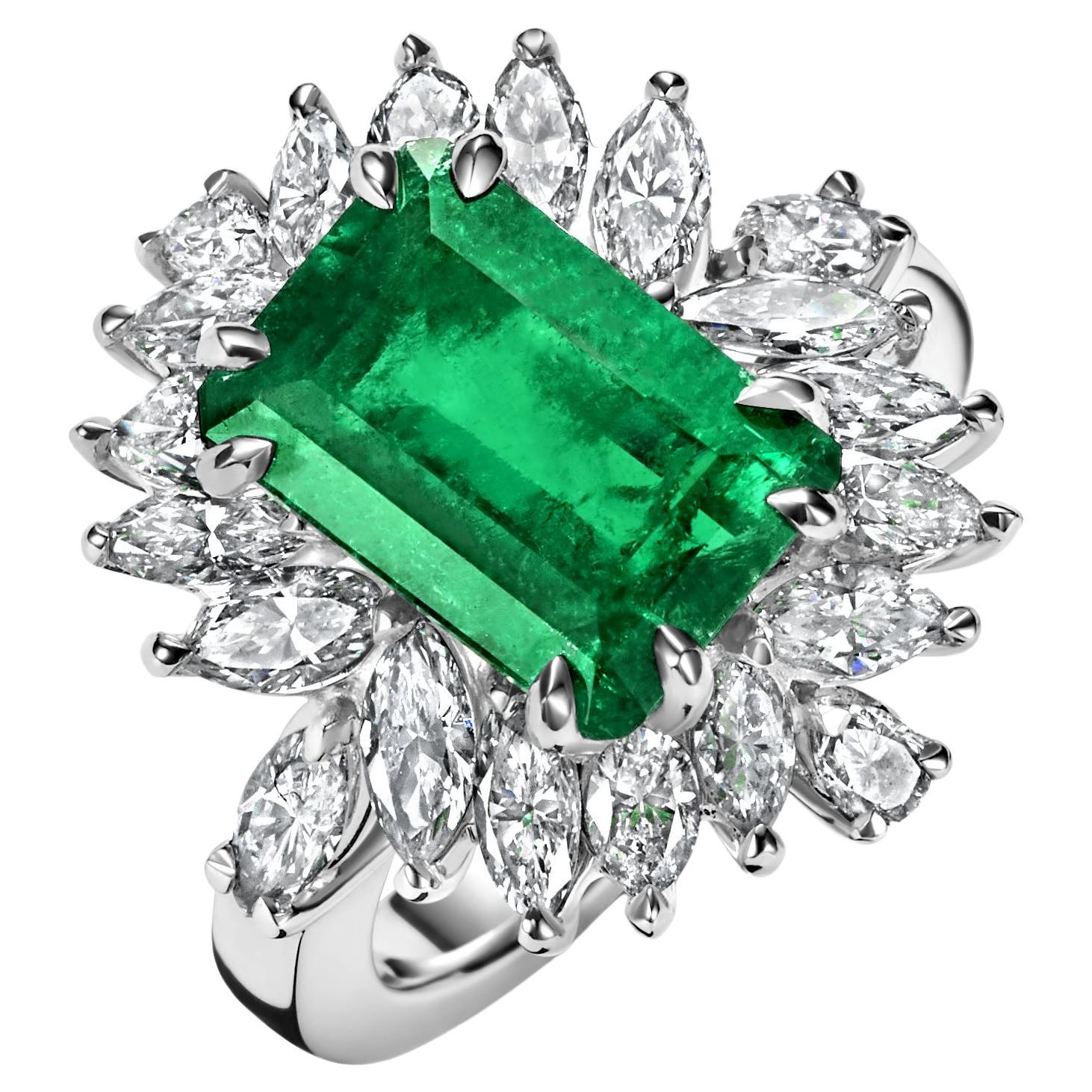 Beautiful 18kt Handmade White Gold Ring4.36 Ct Colombia Emerald Minor&Diamonds For Sale