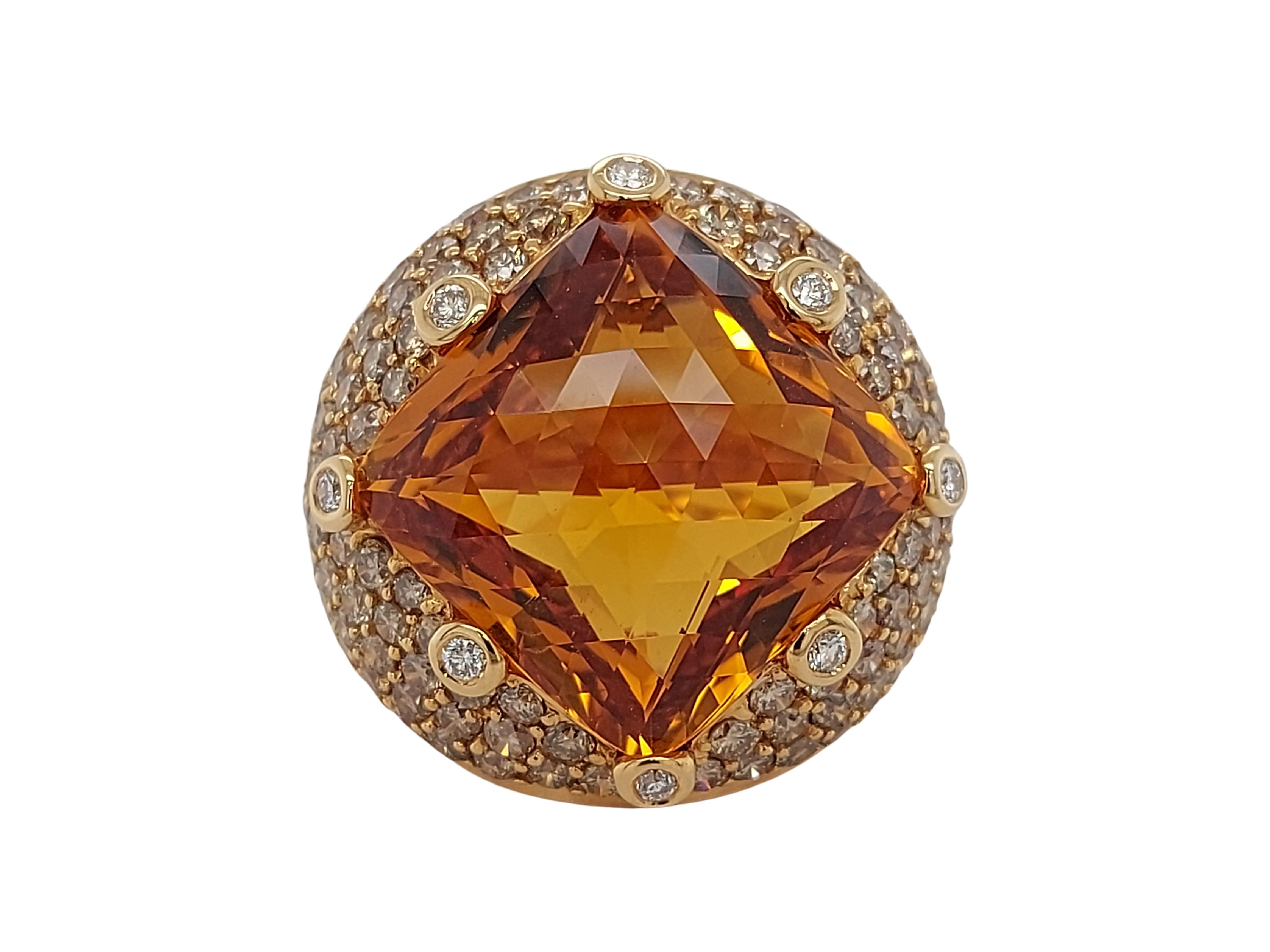 Beautiful 18kt Gold ring With Large Citrine and Diamonds 

Citrine: Beautiful Natural Citrine stone of 22.50 Ct

Diamonds: White brilliant cut diamonds together approx. 0.21 Ct G SI, brown diamonds together ca. 5.05 Ct

Material: 18kt solid pink