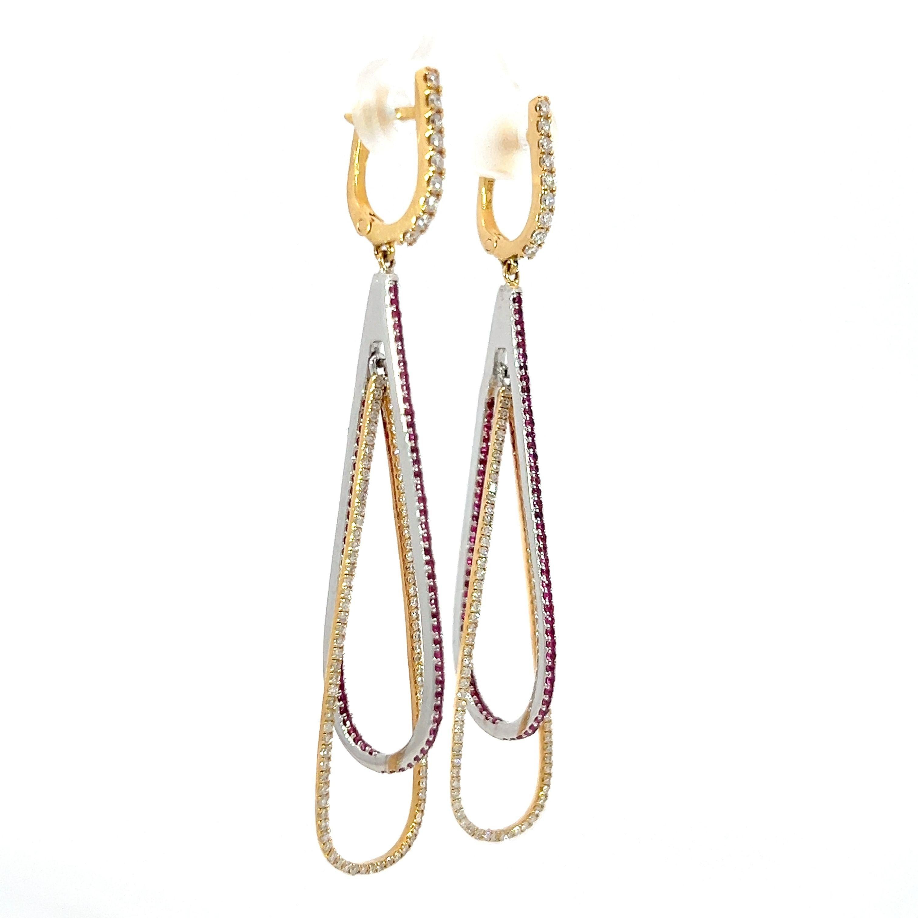 Questi eleganti orecchini a goccia lunghi presentano una splendida combinazione di diamanti scintillanti da 0,73 carati e rubini vibranti da 0,63 carati. Il design intricato mette in mostra due fili delicati, uno ornato da diamanti scintillanti e