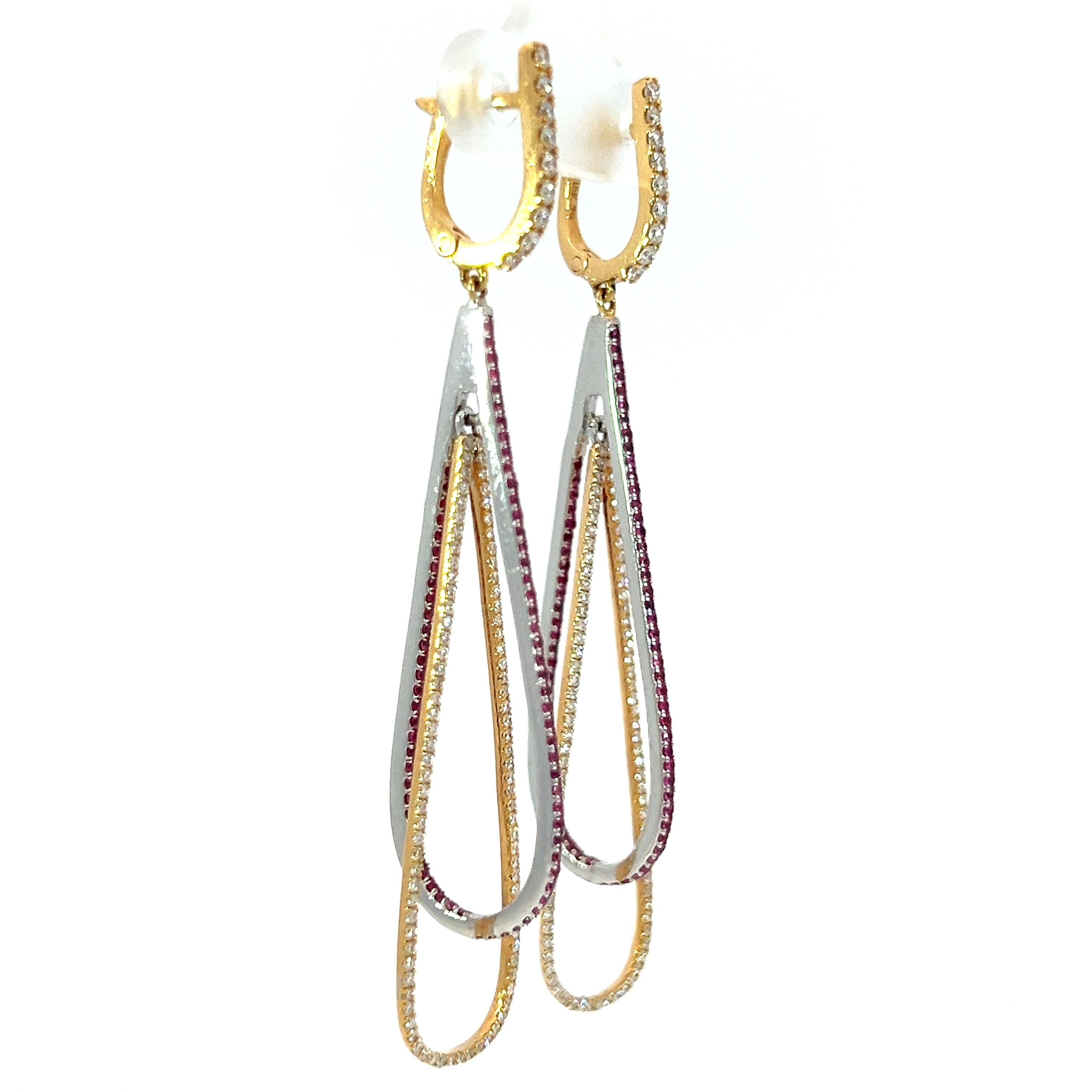 Bellissimi orecchini pendenti in rubino e diamanti 18Kt In condizioni Nuovo in vendita a New York, NY