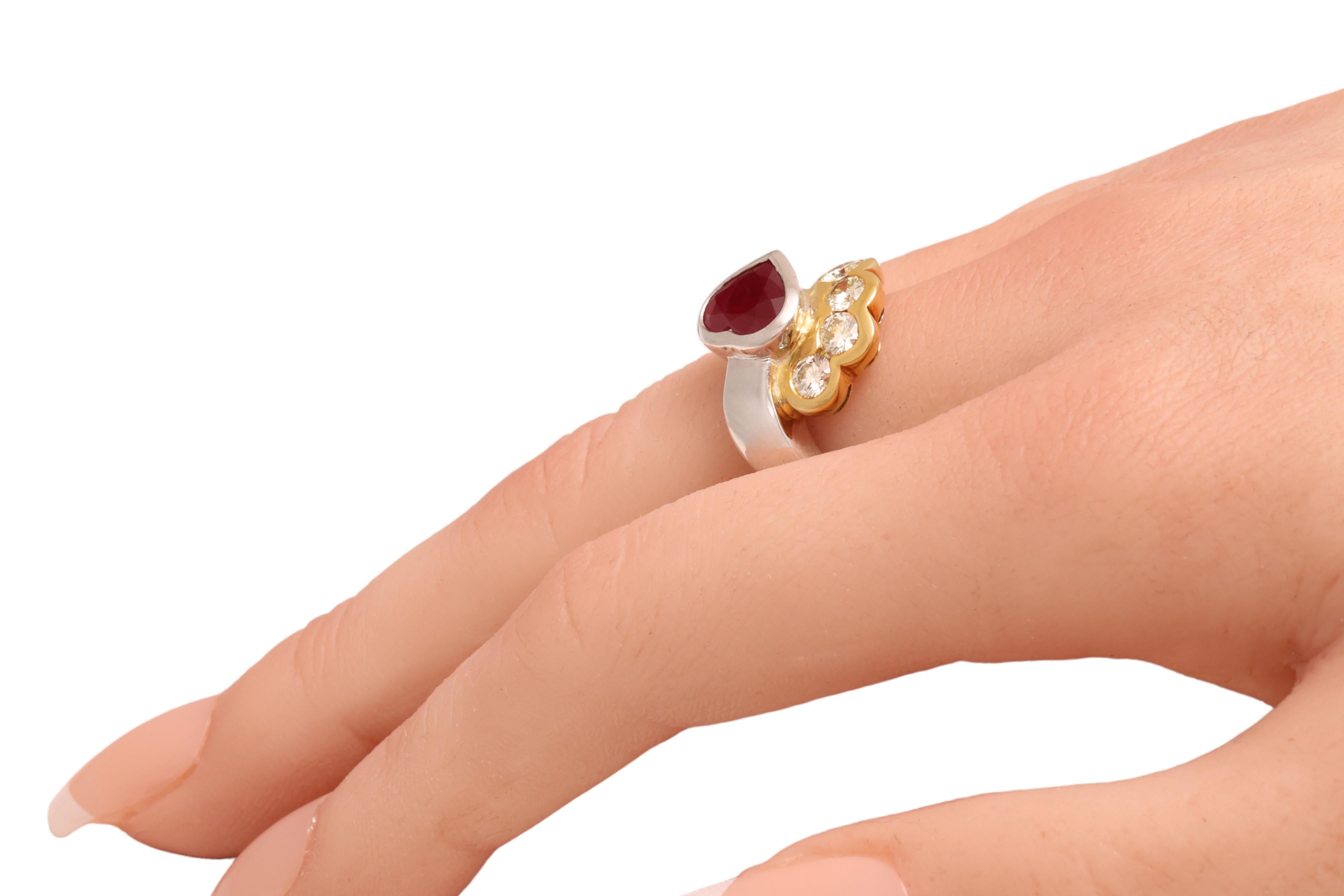 Beautiful 18kt Yellow and White Gold Ring with 4 Diamonds and Heart Shaped Ruby In New Condition For Sale In Antwerp, BE