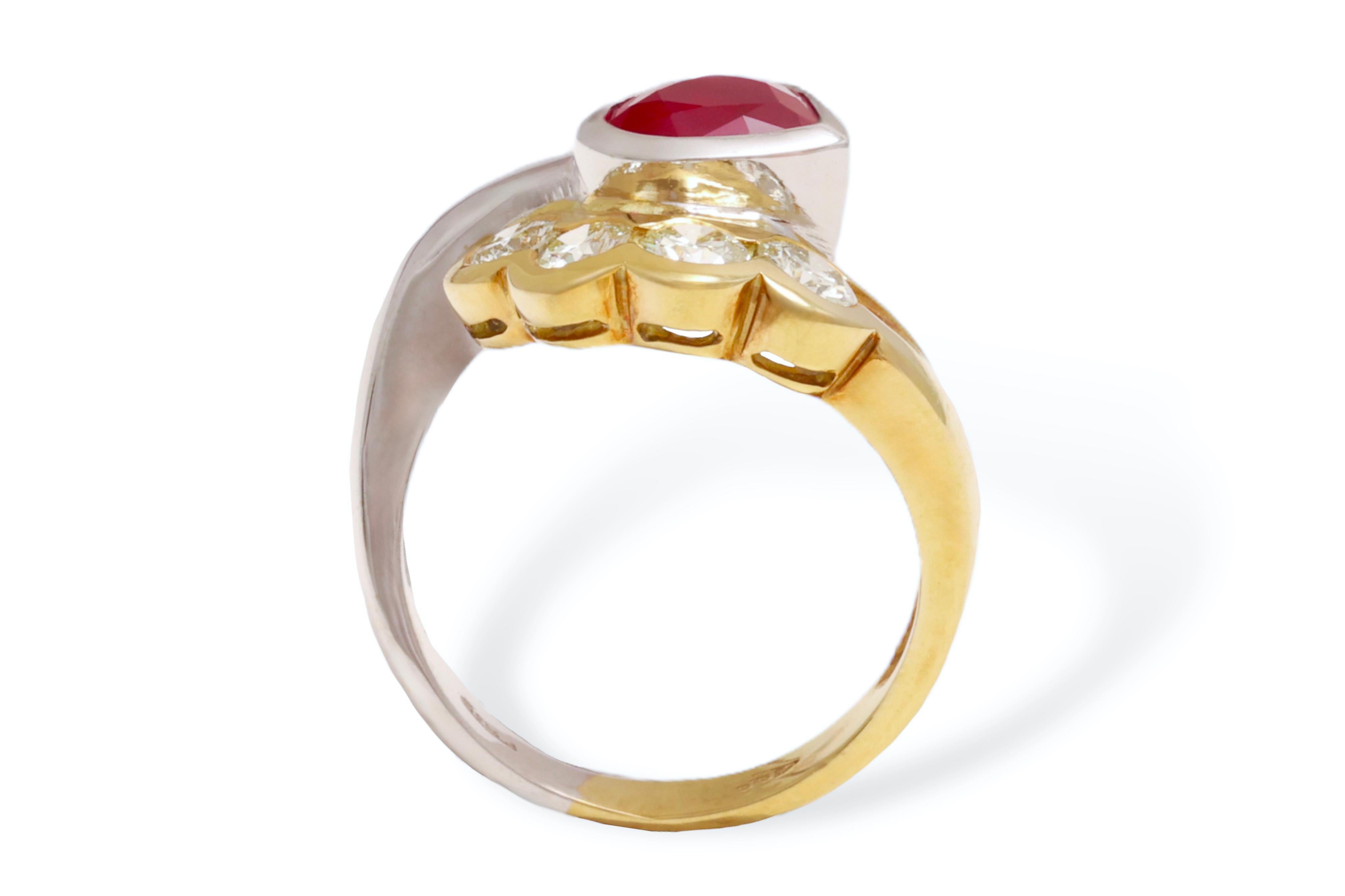 Beautiful 18kt Yellow and White Gold Ring with 4 Diamonds and Heart Shaped Ruby In New Condition For Sale In Antwerp, BE