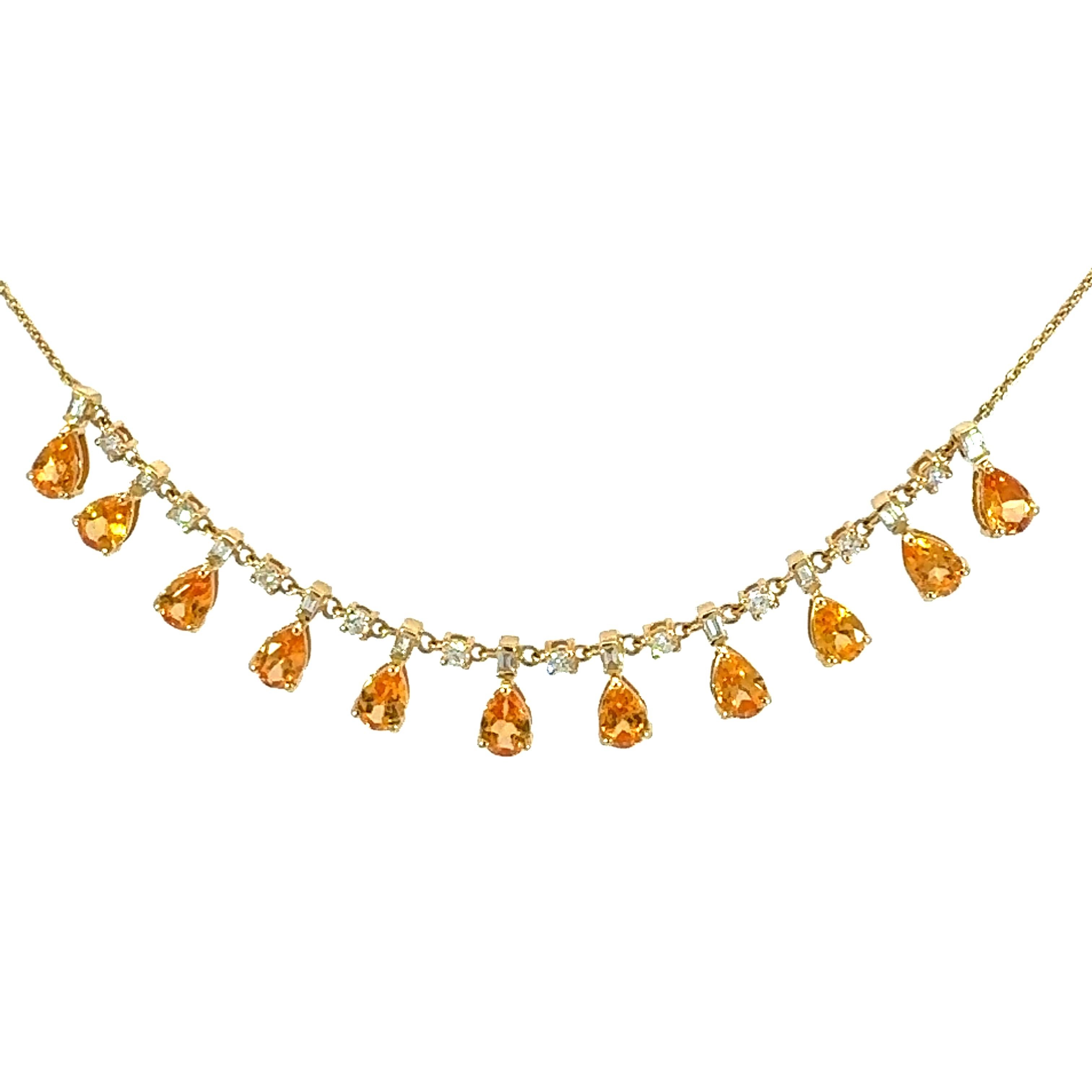 Il est temps de s'habiller avec un magnifique collier composé de diamants naturels et de grenat naturel. 

Ce superbe collier en or jaune 18 carats est orné d'un grenat en forme de poire de 5,39 carats et d'un diamant de 0,78 carat, tous deux sertis
