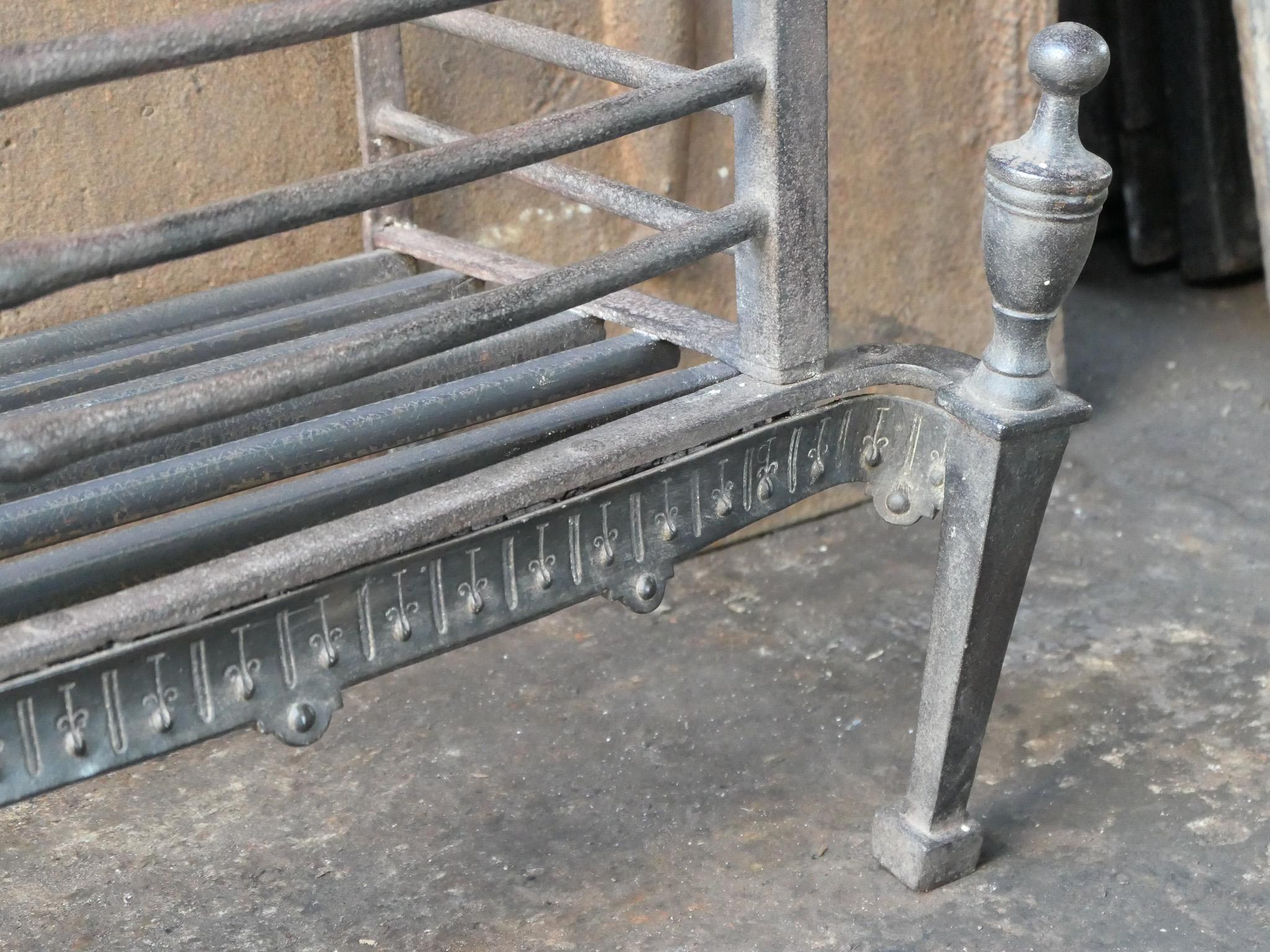 Beautiful 18th-19th Century Dutch Neoclassical Fireplace Grate or Fire Grate For Sale 10