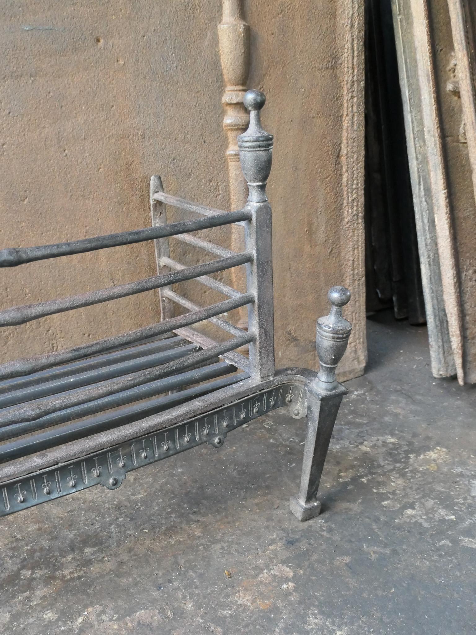 Beautiful 18th-19th Century Dutch Neoclassical Fireplace Grate or Fire Grate For Sale 11