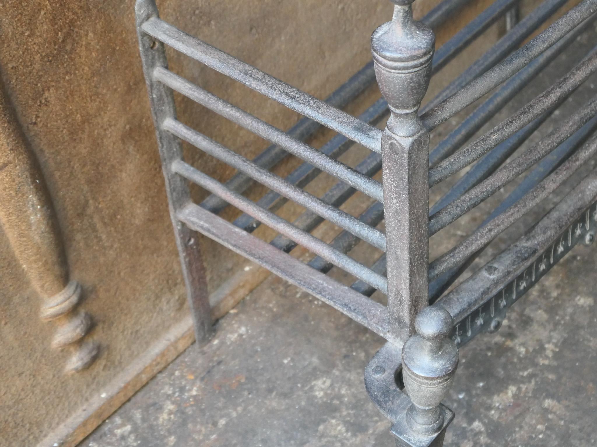 Beautiful 18th-19th Century Dutch Neoclassical Fireplace Grate or Fire Grate For Sale 13