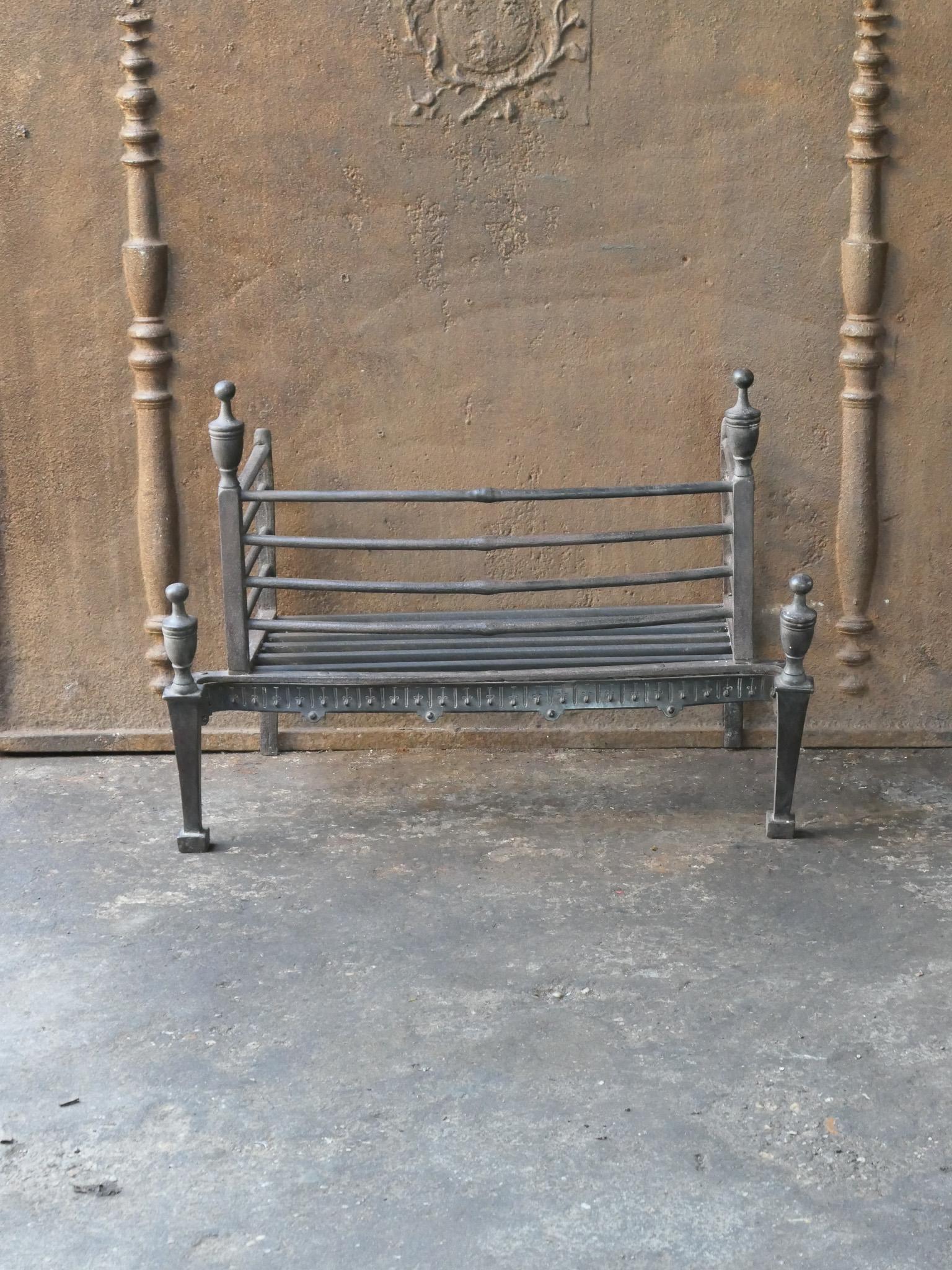 Beautiful 18th-19th Century Dutch Neoclassical Fireplace Grate or Fire Grate In Good Condition For Sale In Amerongen, NL