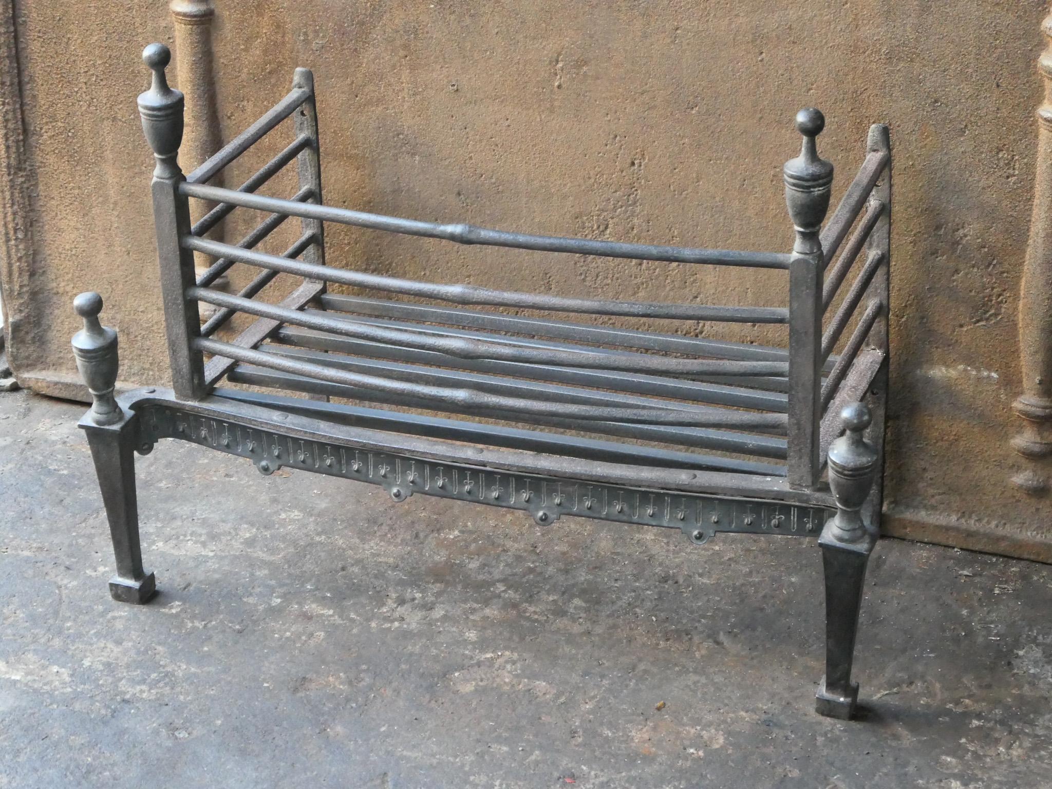 Beautiful 18th-19th Century Dutch Neoclassical Fireplace Grate or Fire Grate For Sale 1