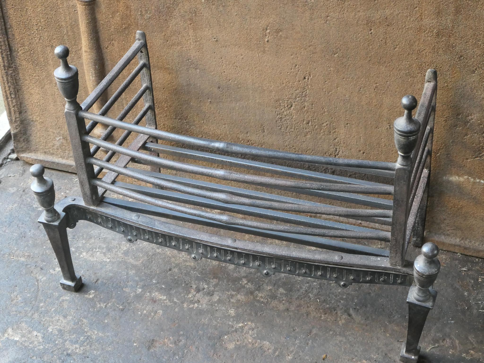 Beautiful 18th-19th Century Dutch Neoclassical Fireplace Grate or Fire Grate For Sale 2