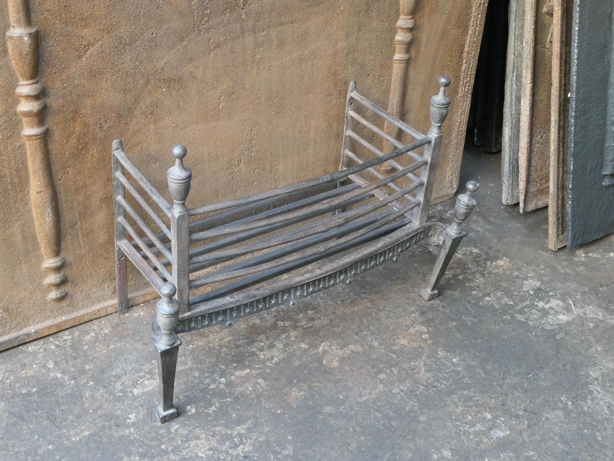 Fer forgé Magnifique grille de cheminée néoclassique hollandaise du 18ème-19ème siècle en vente