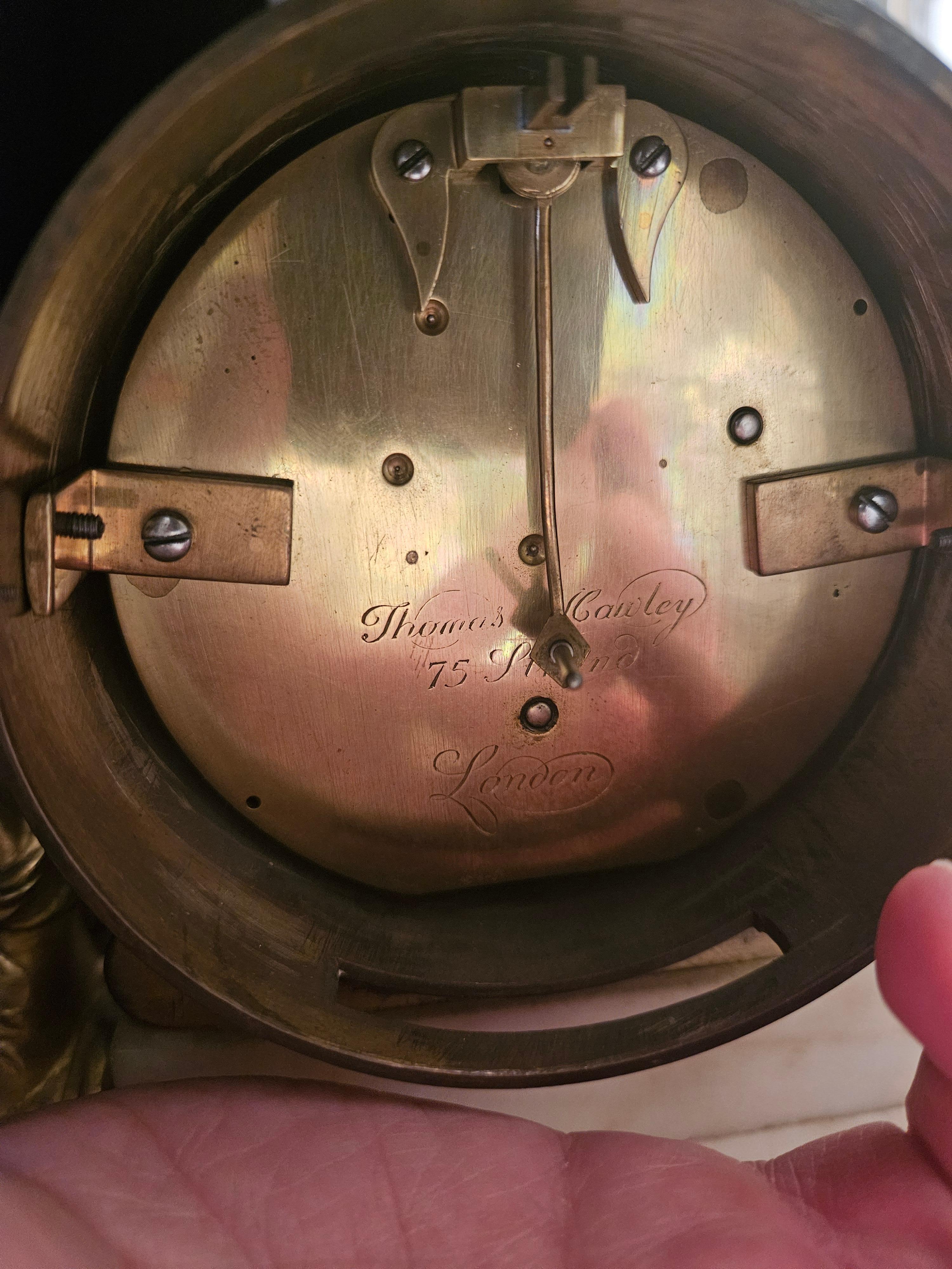 Magnifique horloge de cheminée européenne Thomas Hawley du 18e siècle en bronze doré et marbre blanc en vente 1