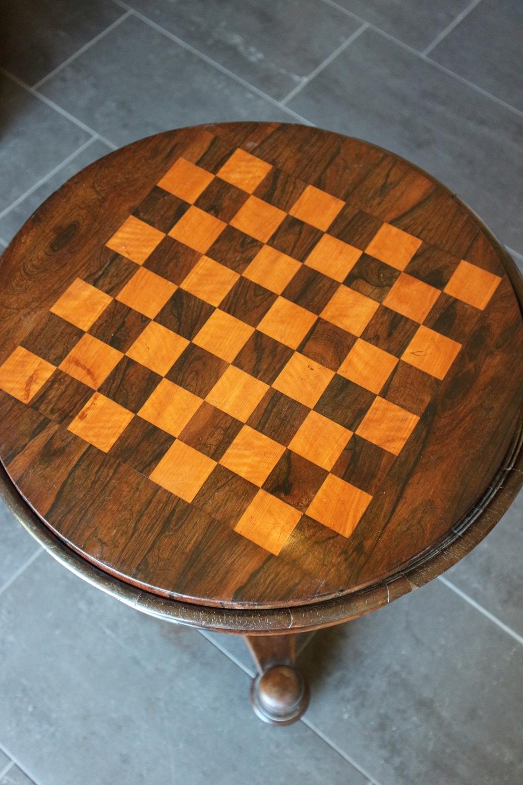 Beautiful 18th Century Antique Mahogany Chess Table in Original Condition In Good Condition In Eindhoven, NL