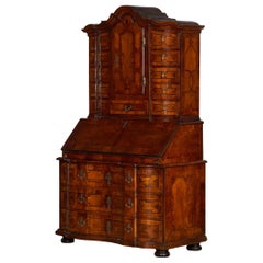 Bureau baroque du 18e siècle en noyer avec incrustations