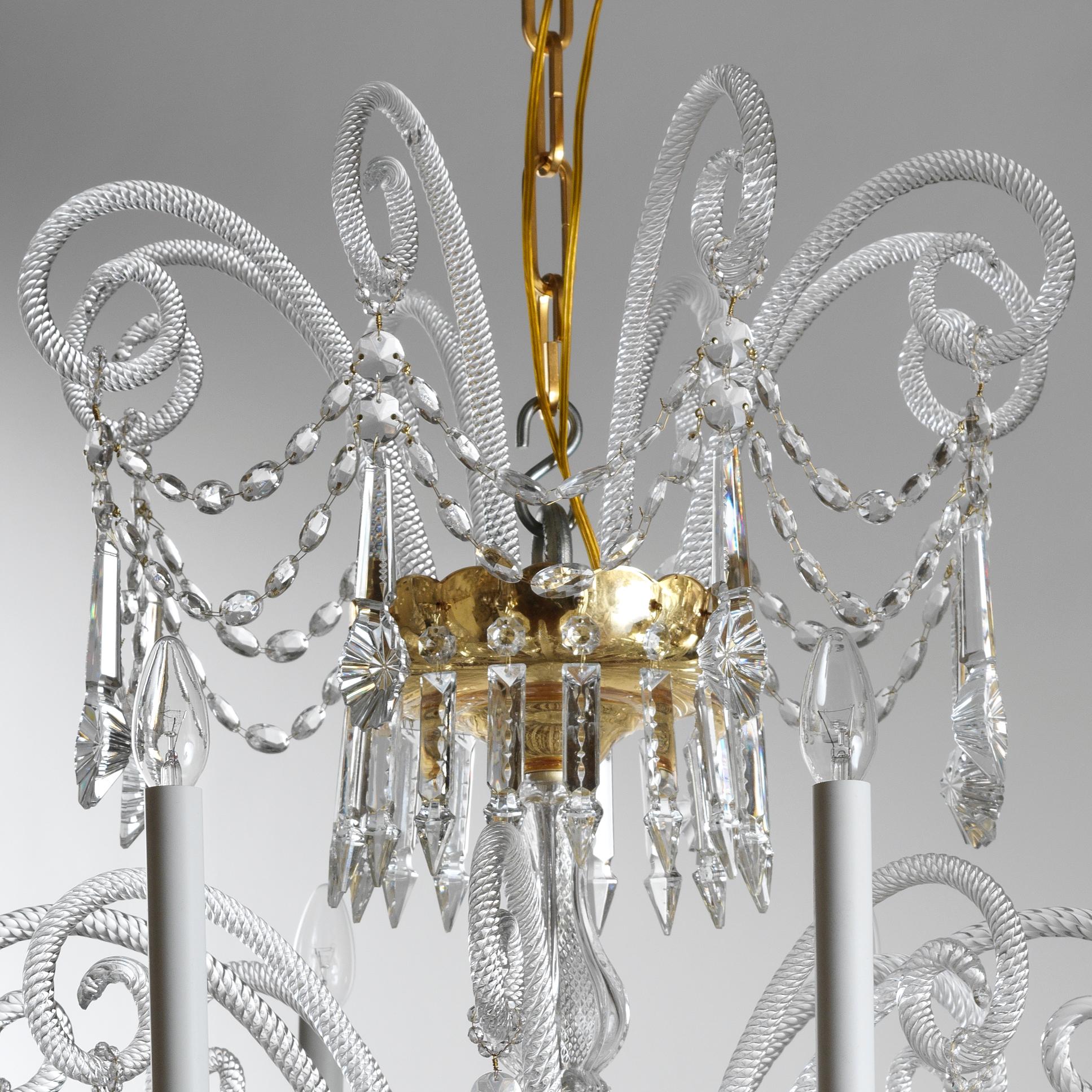 Ce lustre de style XVIIIe siècle en cristal et verre soufflé de Gherardo Degli Albizzi est réalisé en couleur transparente avec des coupes dorées. Ce lustre est composé de trois couches de branches. Des pastorales de la couronne supérieure