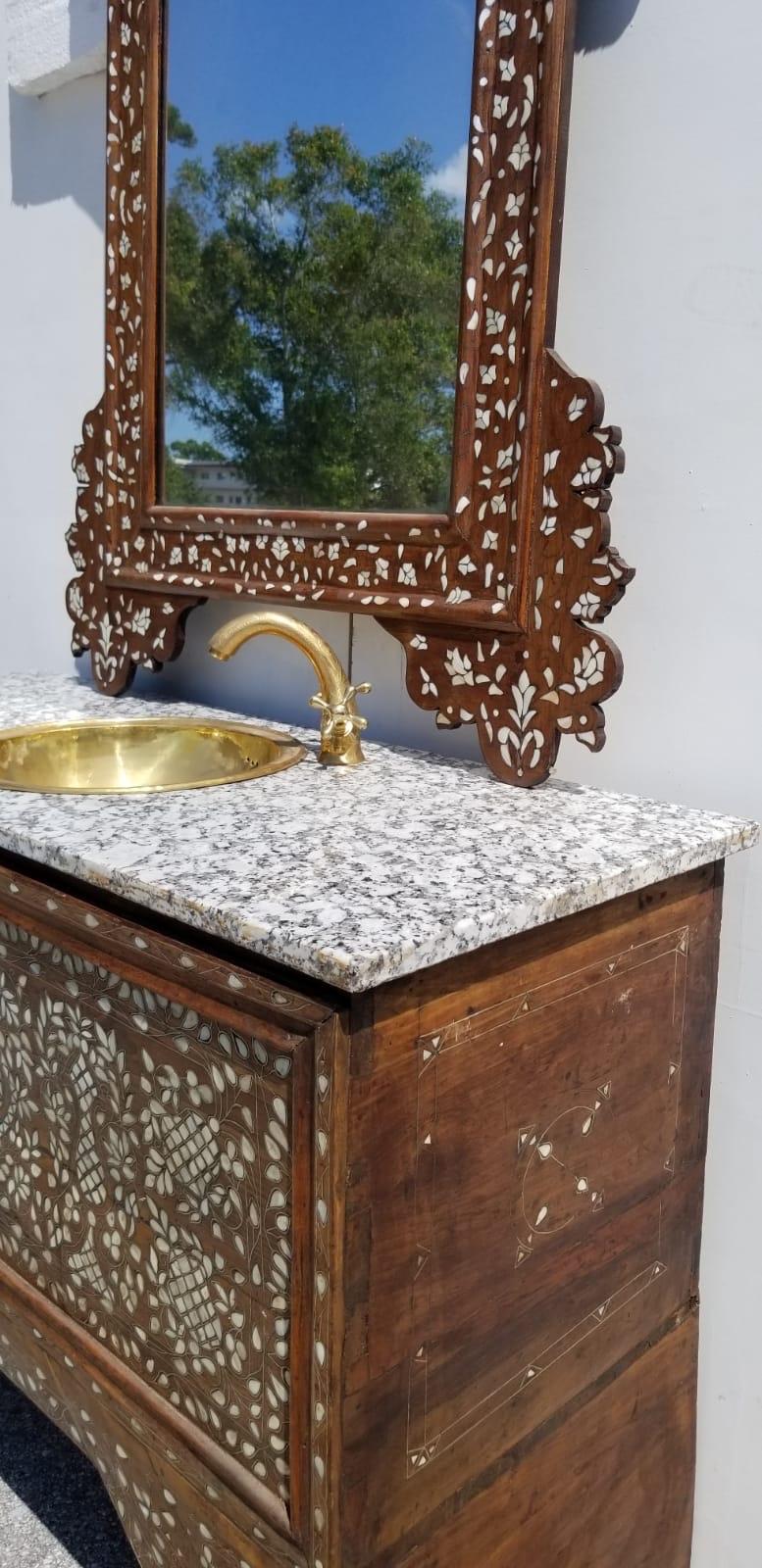 Moroccan Beautiful 1900s Middle Eastern Mother of Pearl Vanity and Mirror For Sale