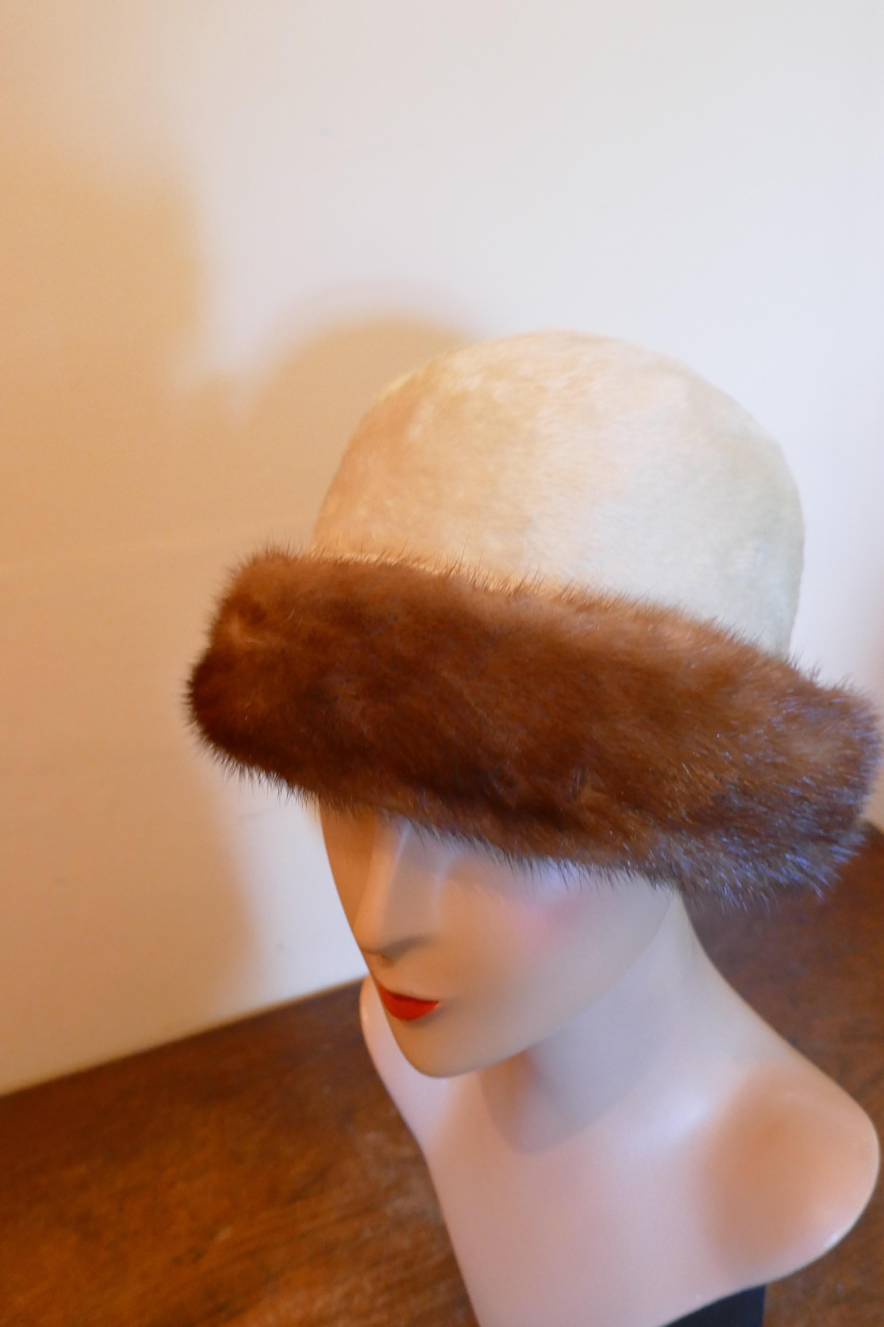 Beautiful 1920s Style Felt Fur Cloche Hat, trimmed with Mink by Panda

Superb Soft Fur Fabric Cloche hat classic 1920s Head Hugging Style, the forehead  brim is trimmed with Mink

The hat is very fine quality and in good condition, the inside
