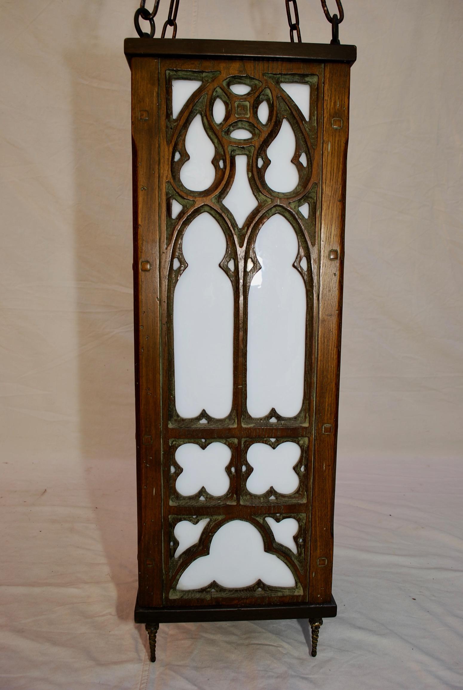 A beautiful Gothic lantern, the patina of the wood is beautiful, the height of the light is with out the chain.
  
     
