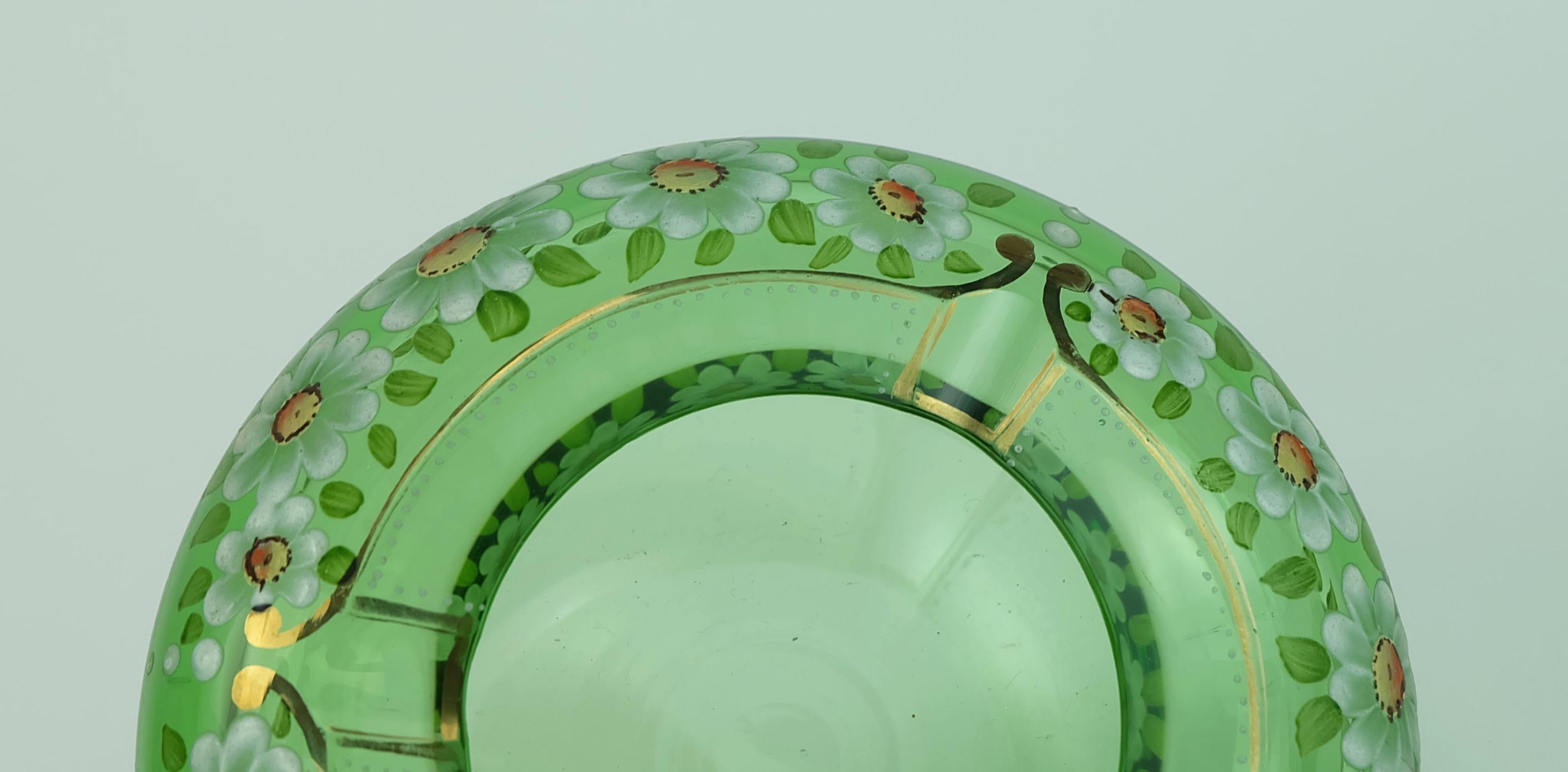 Beautiful glass ashtray from the 1930s. Handpainted floral decor

Dimensions in cm:
Diameter 13 cm, height 5 cm.

Dimensions in inches:
Diameter 5.11