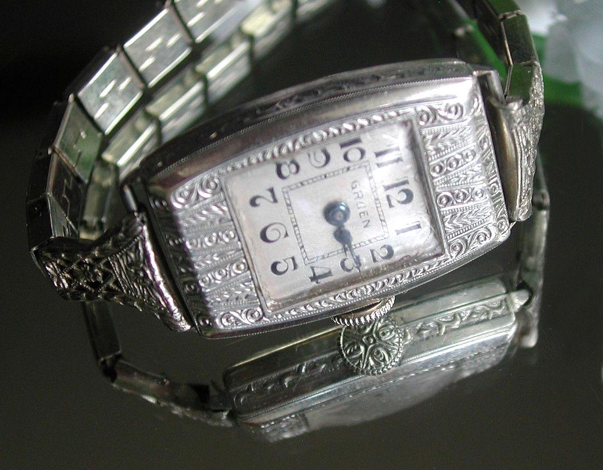 Beautiful 1930s Ladies Art Deco Wrist Watch by Gruen In Good Condition In Westward ho, GB