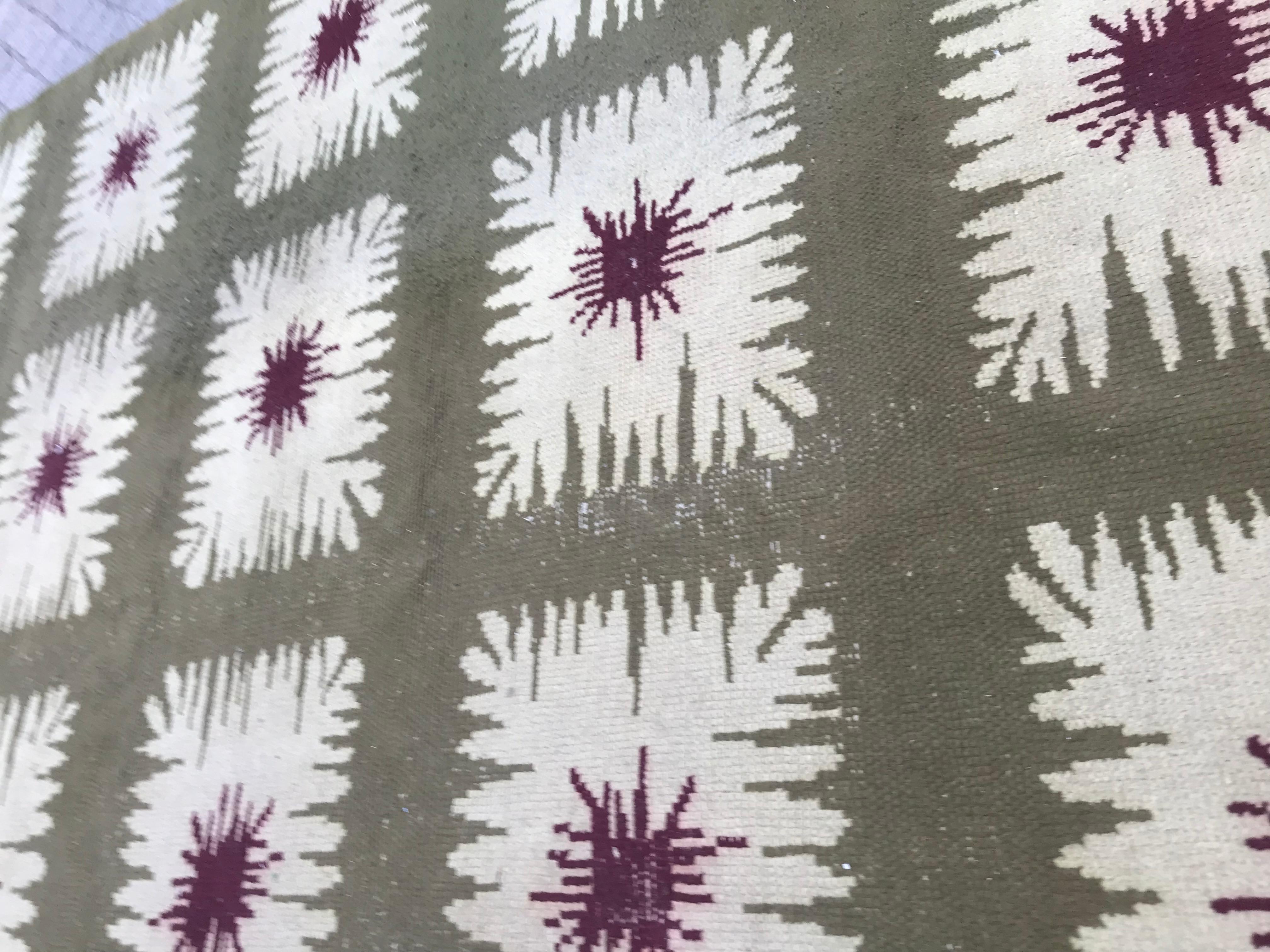 Atemberaubender französischer Art-Déco-Teppich aus der Zeit um 1940, sorgfältig handgeknüpft mit Wollsamt auf einem Baumwollgrund. Sie besticht durch ihr modernes Design in schönen Grün-, Lila- und Beigetönen. Weiße quadratische Muster auf grünem