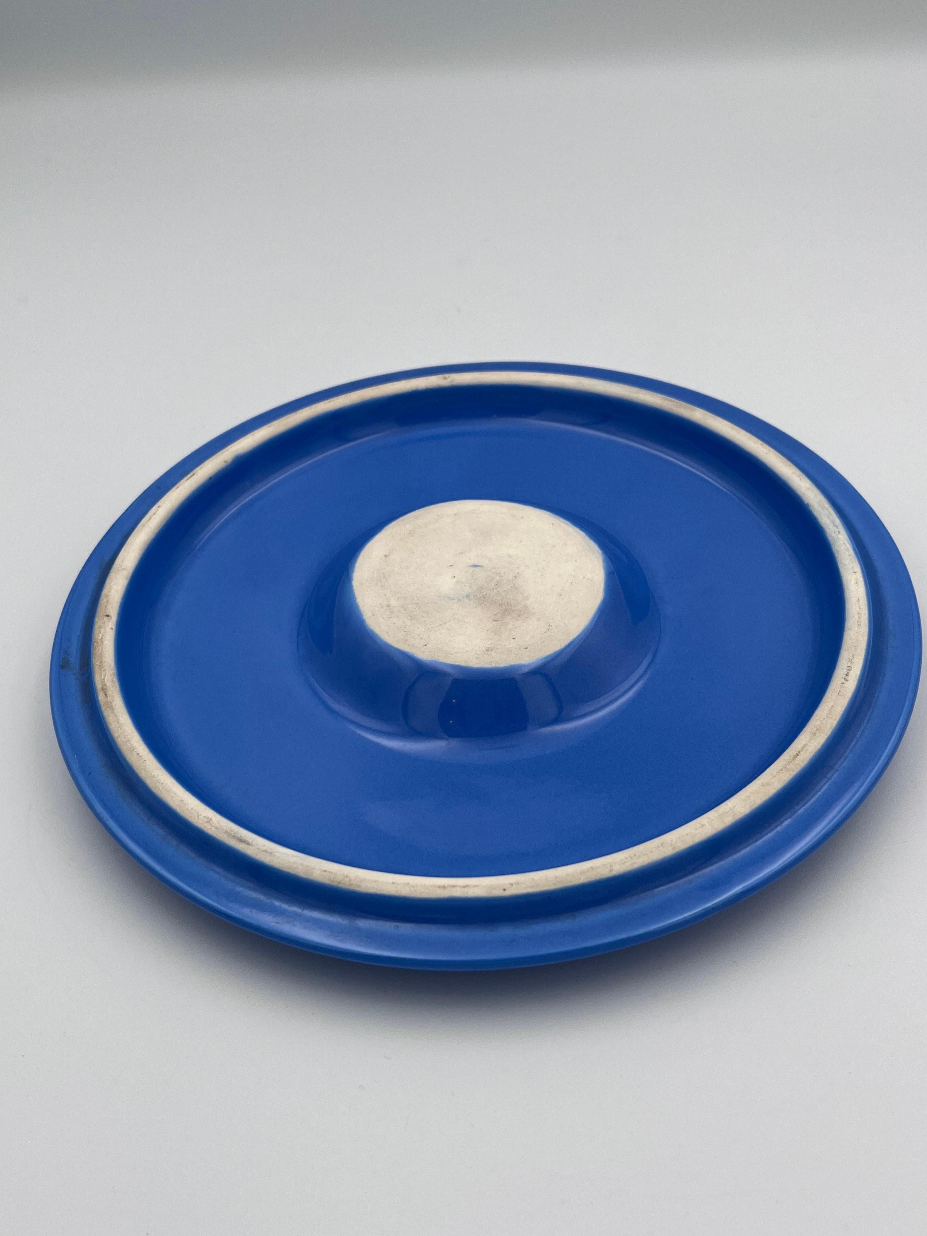 Schöne 1940's Blue Hall abgedeckt servieren Gericht mit Scalloped Base #5122 im Angebot 7