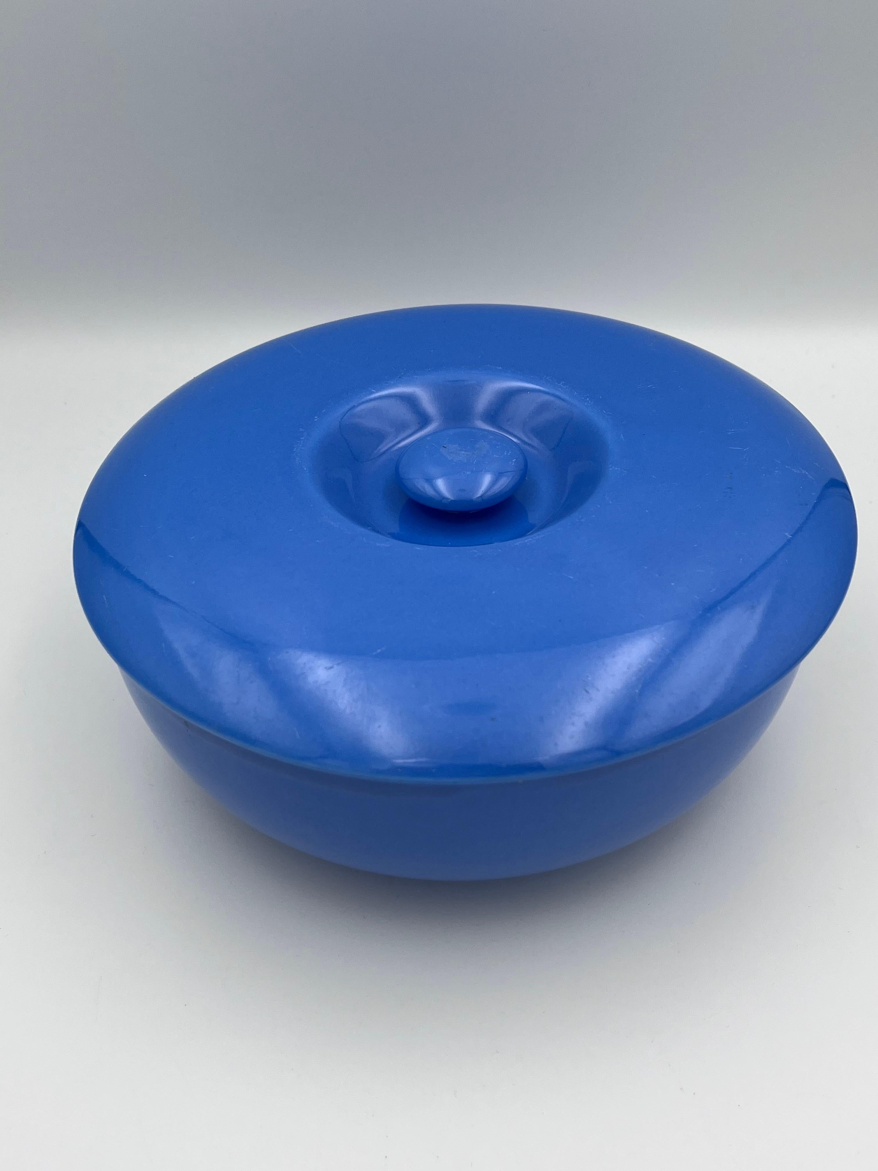 Verleihen Sie Ihrem Tisch oder Ihrer Sammlung einen Hauch von zeitlosem amerikanischem Charme mit dieser schönen, in klassischem Blau glasierten Servierplatte aus Hall China aus den 1940er Jahren, Modell #5122. Der elegante, gewölbte Boden, der