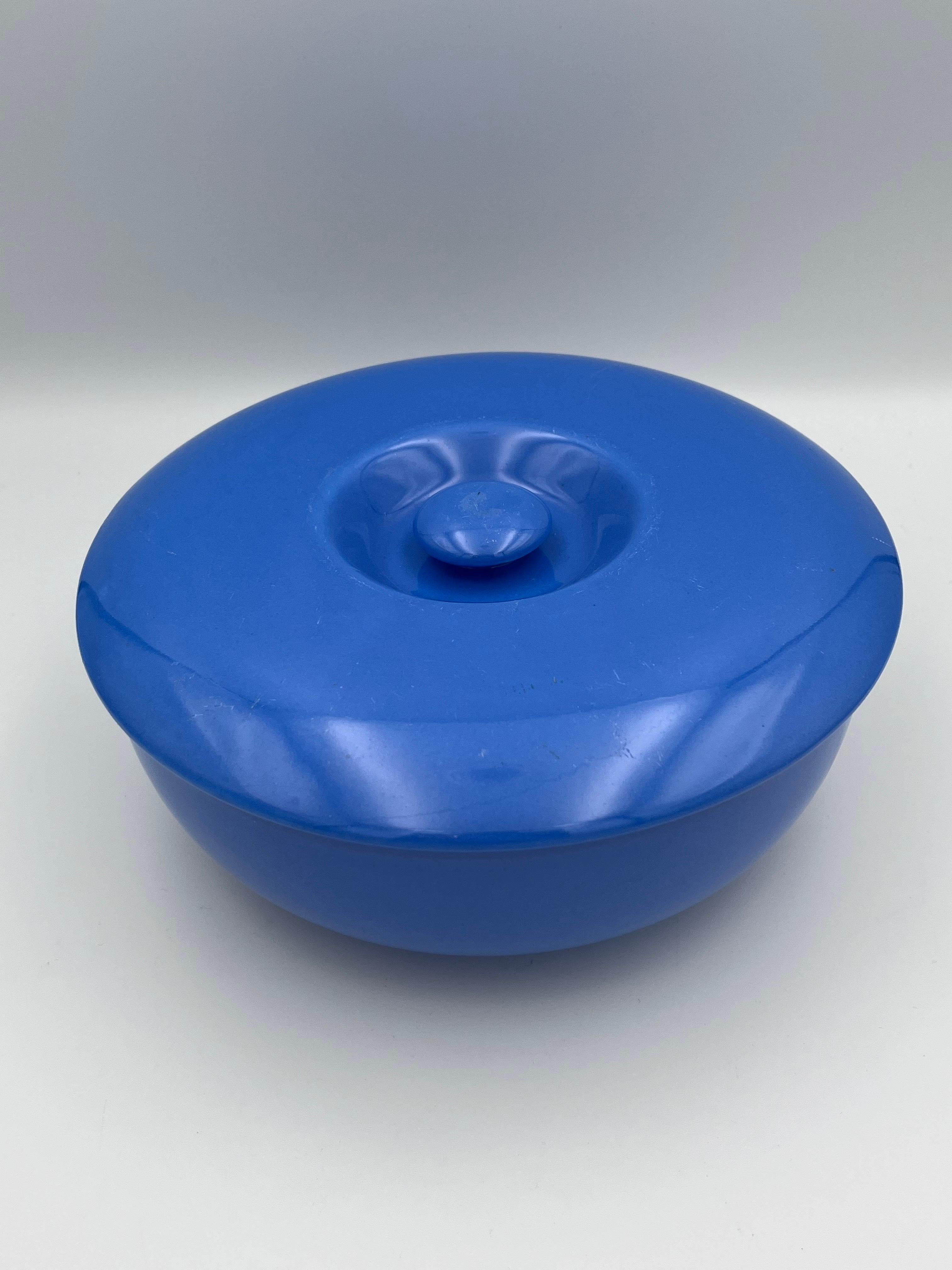 Schöne 1940's Blue Hall abgedeckt servieren Gericht mit Scalloped Base #5122 (Art déco) im Angebot