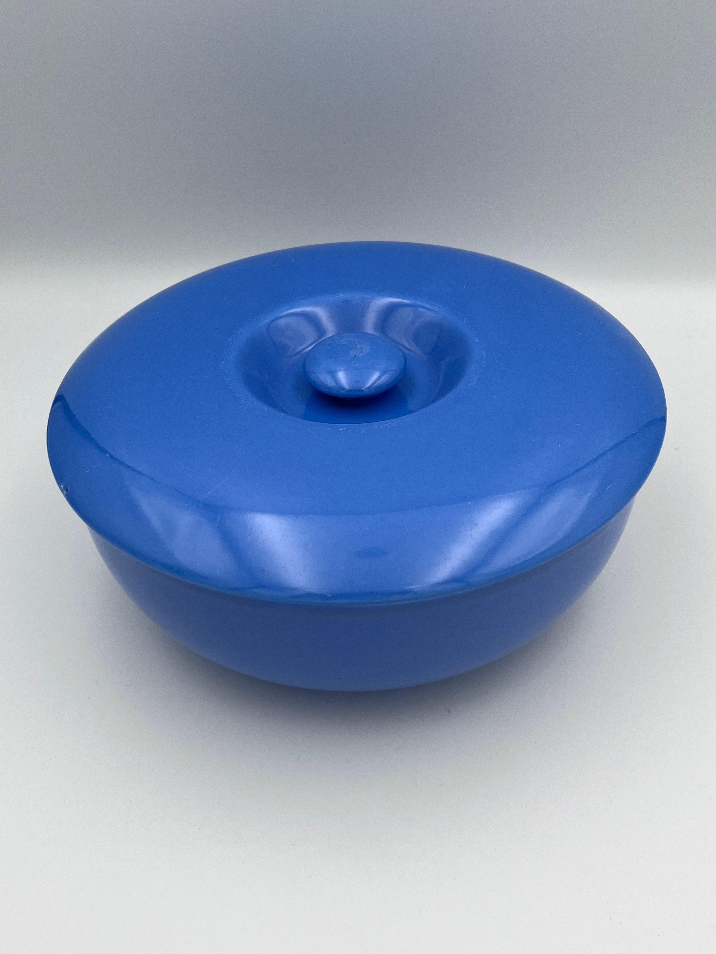 Schöne 1940's Blue Hall abgedeckt servieren Gericht mit Scalloped Base #5122 im Zustand „Gut“ im Angebot in Red Lion, PA