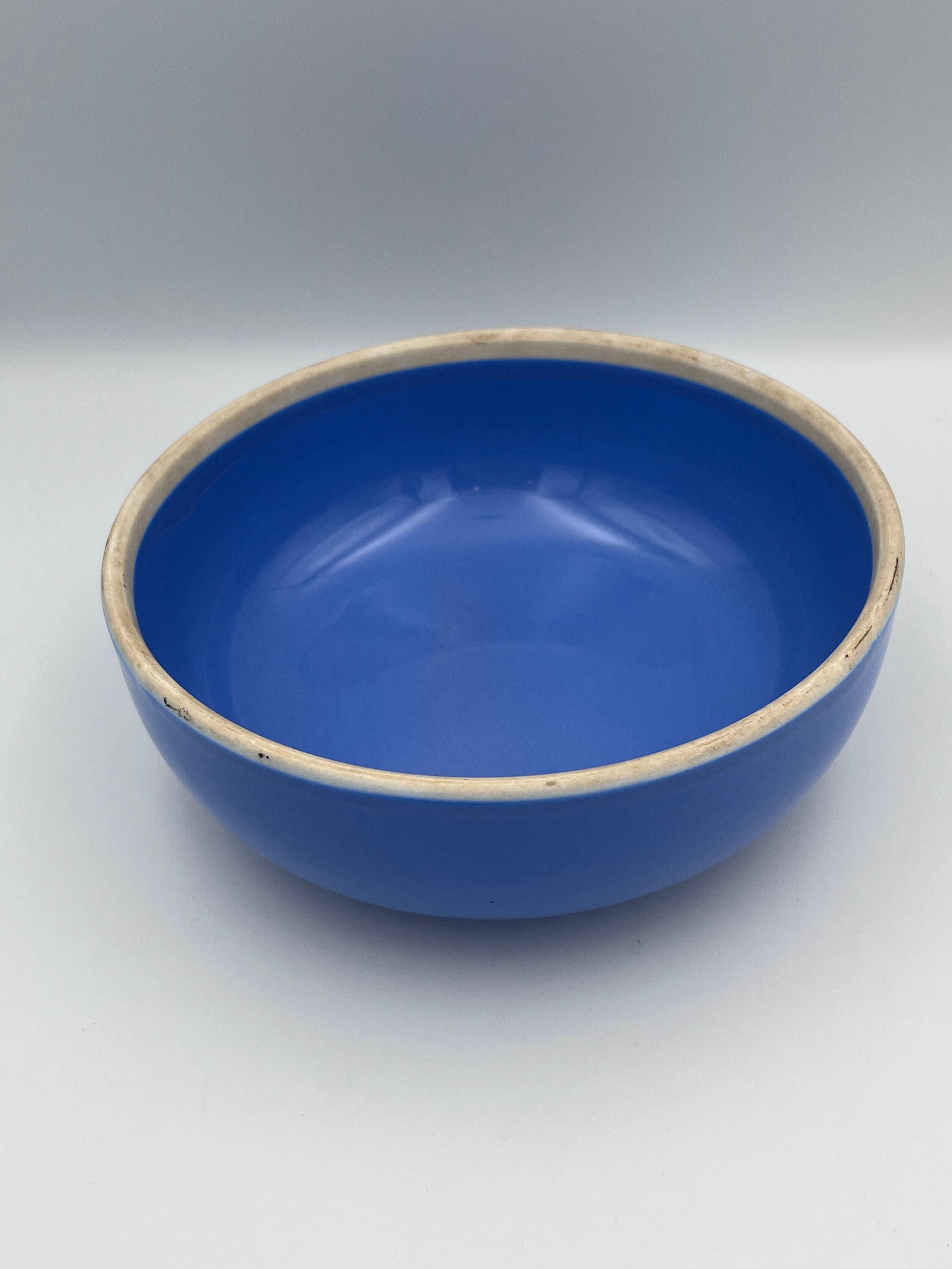 Schöne 1940's Blue Hall abgedeckt servieren Gericht mit Scalloped Base #5122 (Mitte des 20. Jahrhunderts) im Angebot