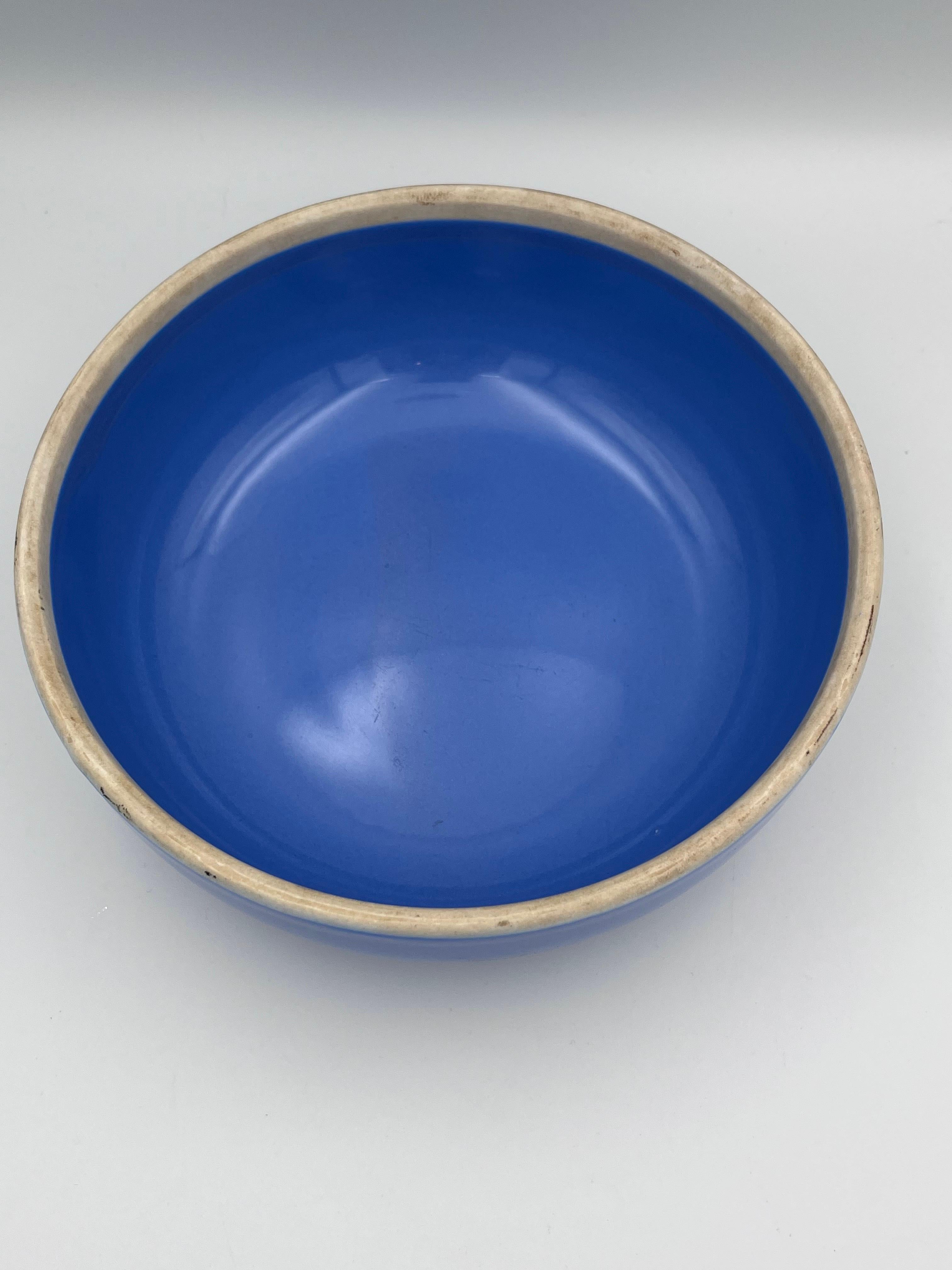 Schöne 1940's Blue Hall abgedeckt servieren Gericht mit Scalloped Base #5122 (Porzellan) im Angebot