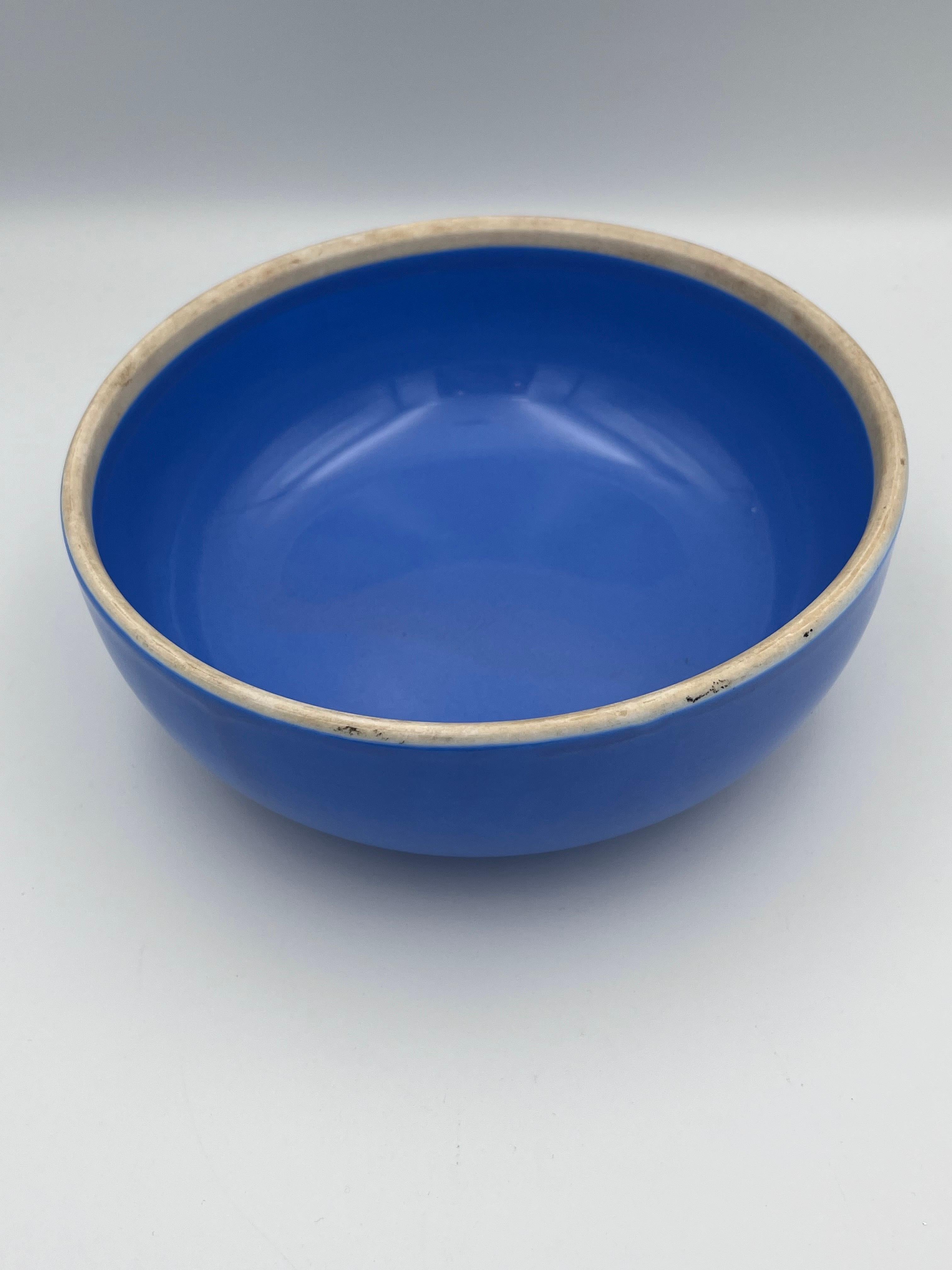 Schöne 1940's Blue Hall abgedeckt servieren Gericht mit Scalloped Base #5122 im Angebot 1