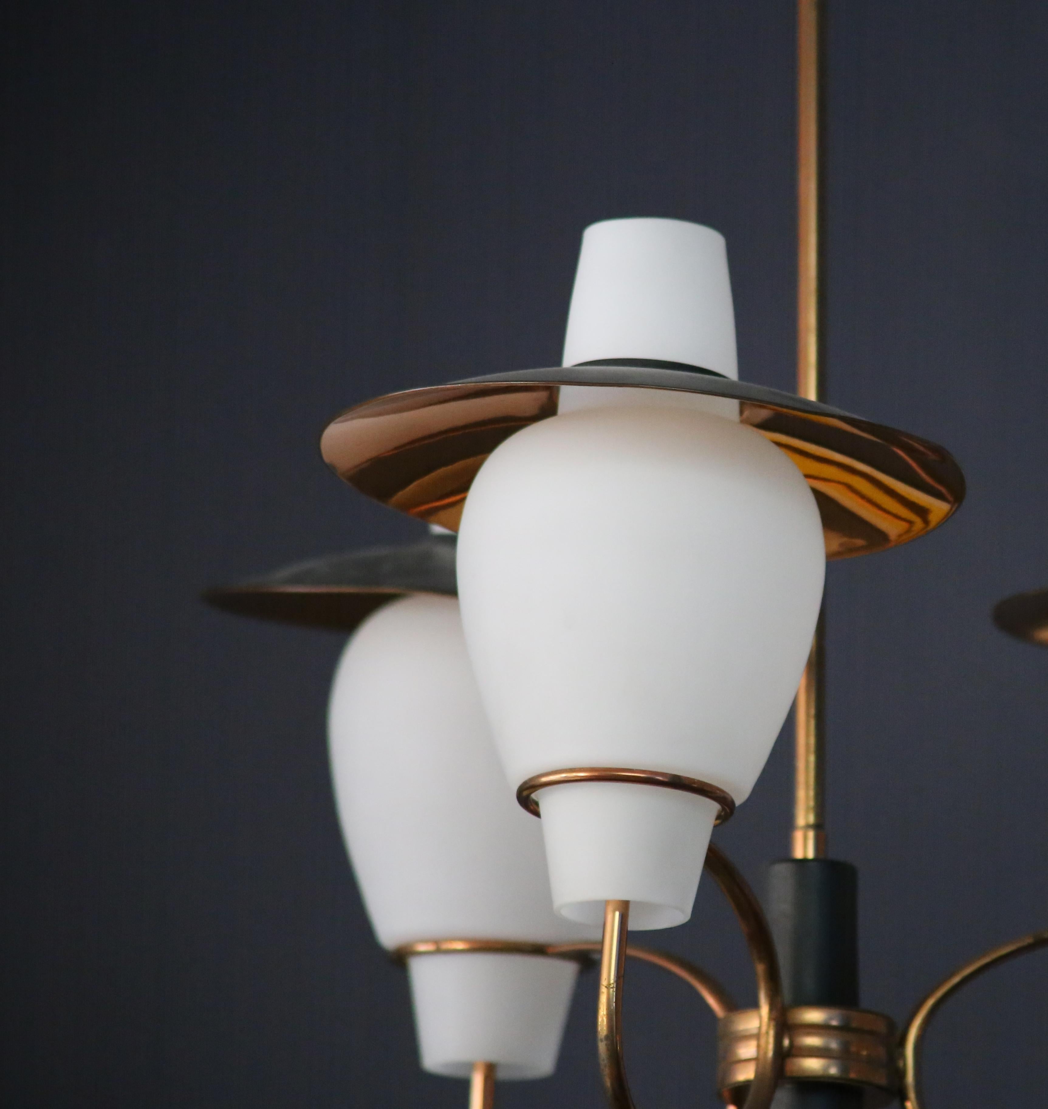 Preciosa araña de latón, cobre y cristal de los años 50 fabricada en Italia en venta 3