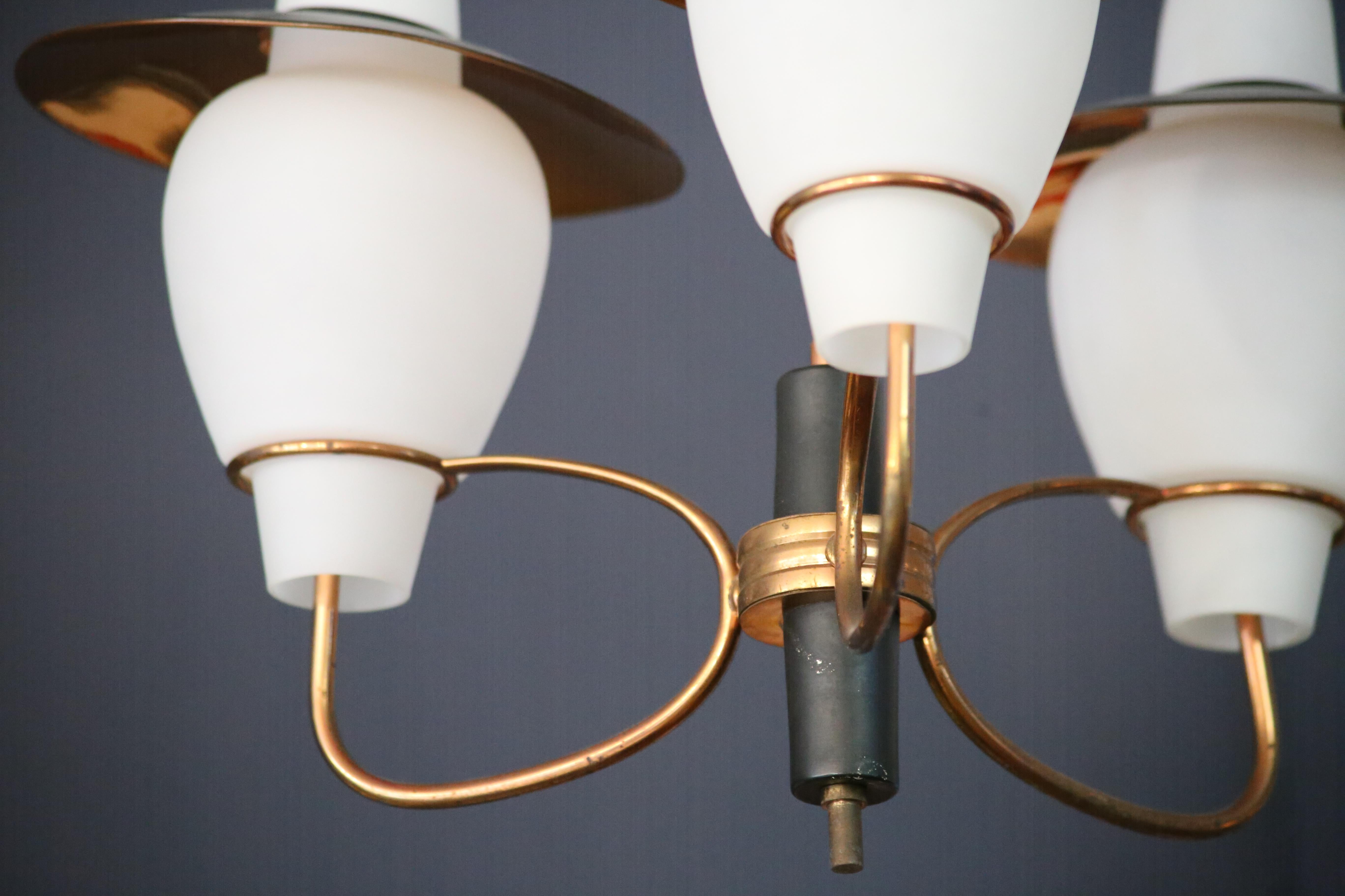 Preciosa araña de latón, cobre y cristal de los años 50 fabricada en Italia Moderno de mediados de siglo en venta