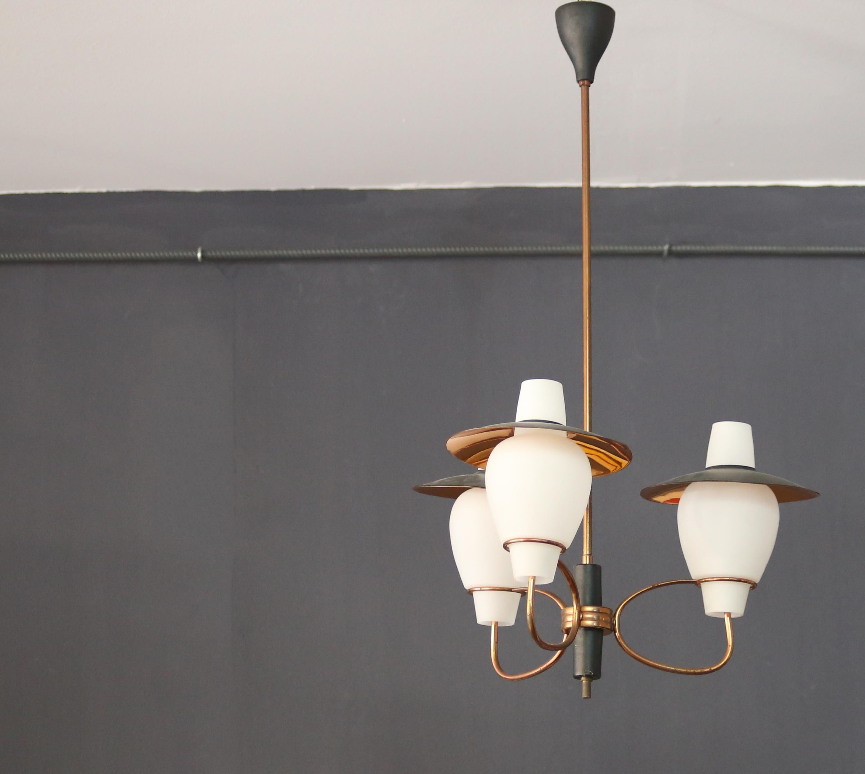 Preciosa araña de latón, cobre y cristal de los años 50 fabricada en Italia Latón en venta