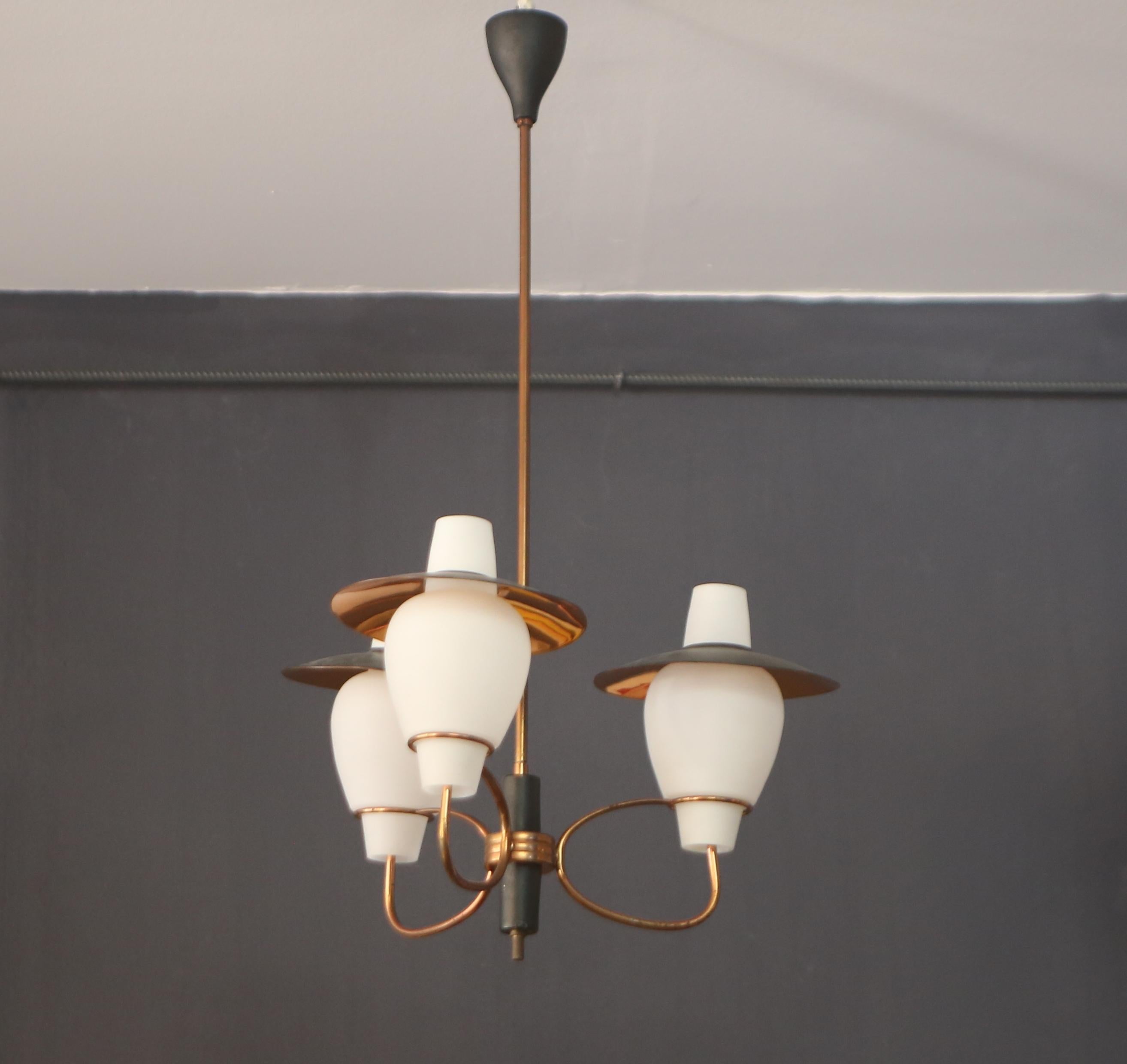 Preciosa araña de latón, cobre y cristal de los años 50 fabricada en Italia en venta 1