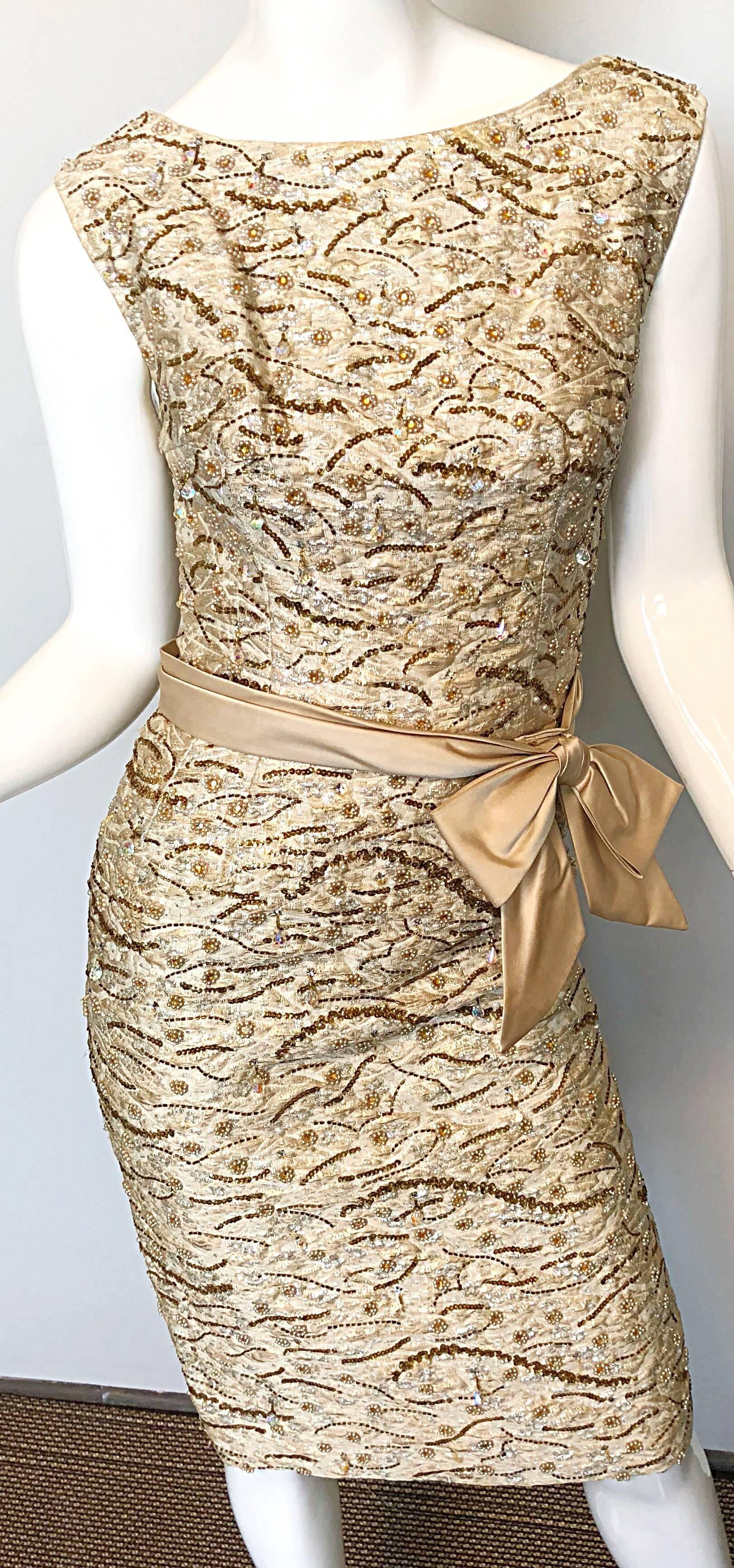 Precioso vestido de seda con pedrería de los años 50 Edward Abbott Demi Couture 50 Champán Beige en Excelente estado para la venta en San Diego, CA