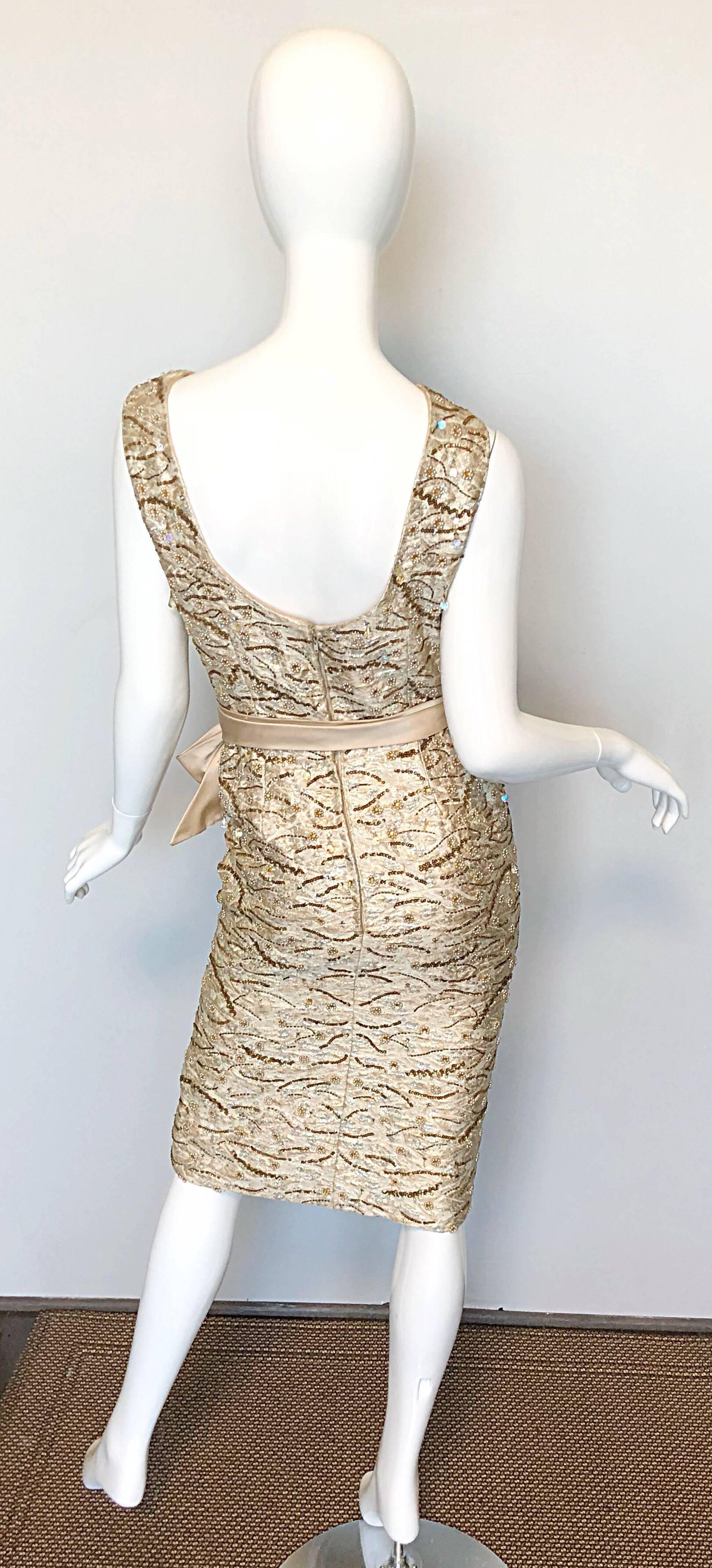 Precioso vestido de seda con pedrería de los años 50 Edward Abbott Demi Couture 50 Champán Beige en venta 2