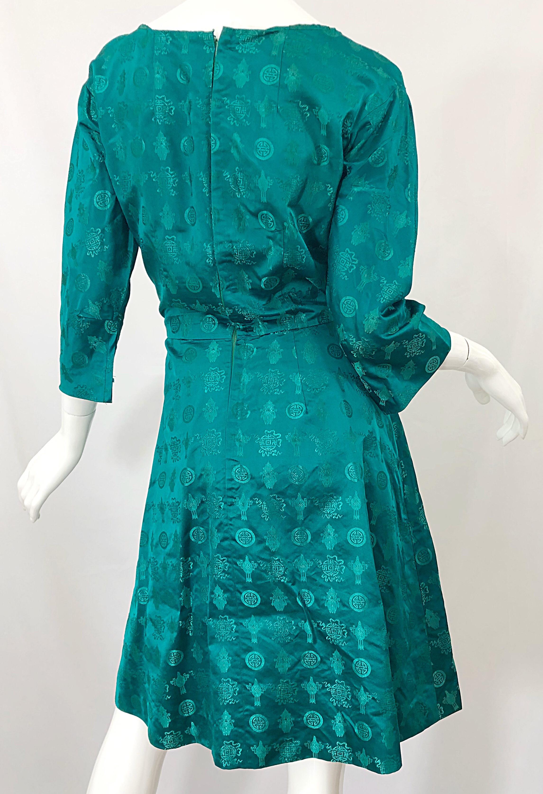 Beautiful 1950s Emerald Green Asian Themed Silk 3/4 Sleeves Fit N' Flare Dress For Sale 3