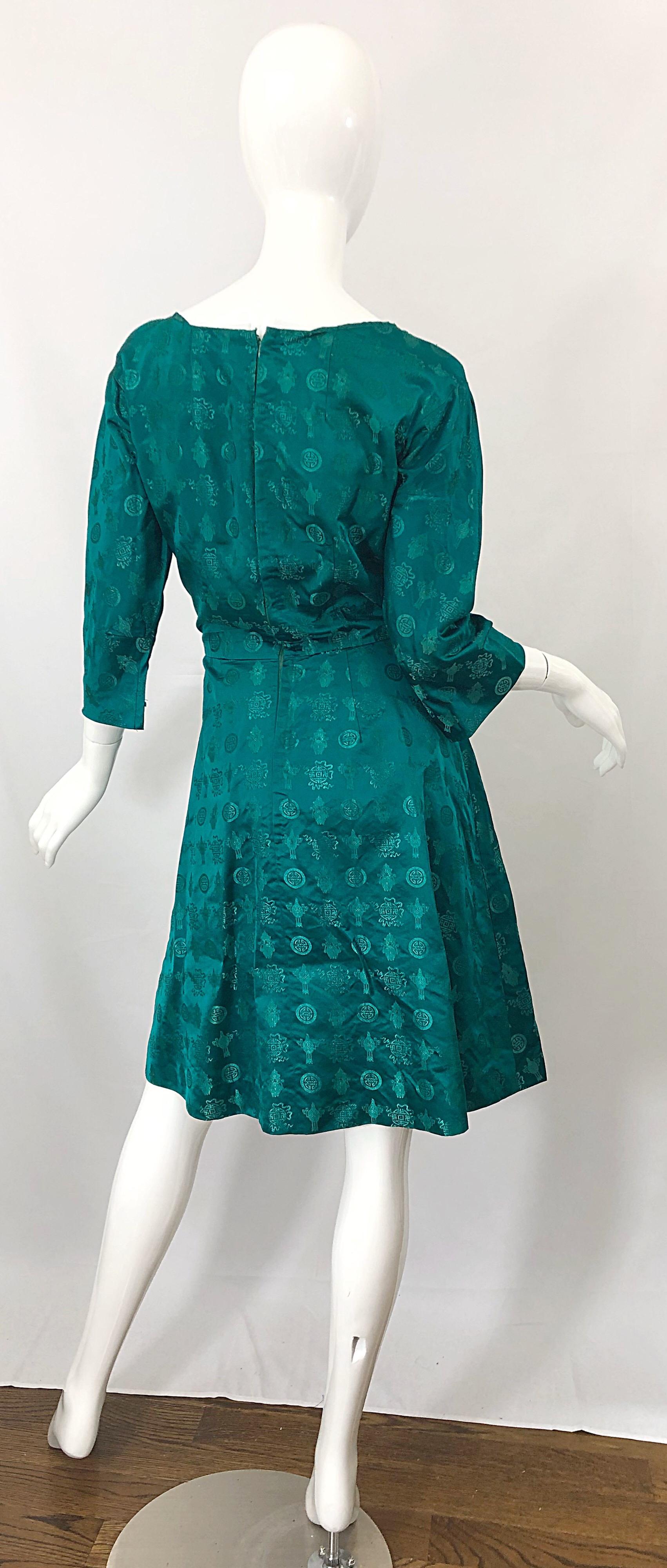 Precioso vestido ajustado de manga 3/4 de seda de temática asiática verde esmeralda de los años 50 Verde en venta