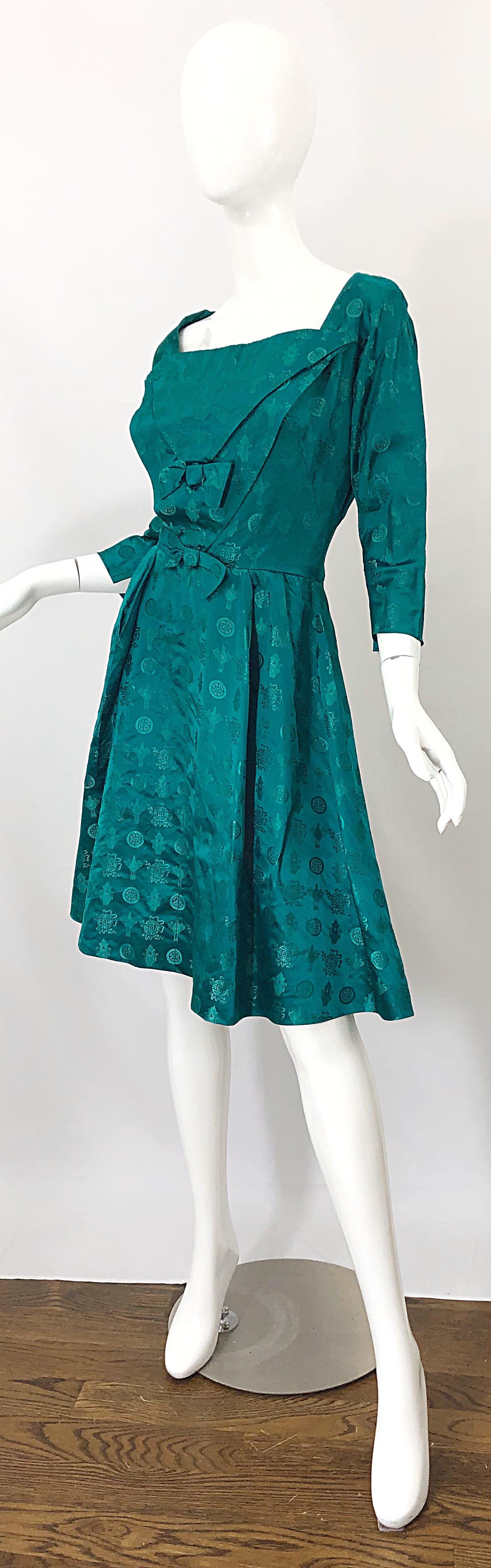 De las mujeres Precioso vestido ajustado de manga 3/4 de seda de temática asiática verde esmeralda de los años 50 en venta