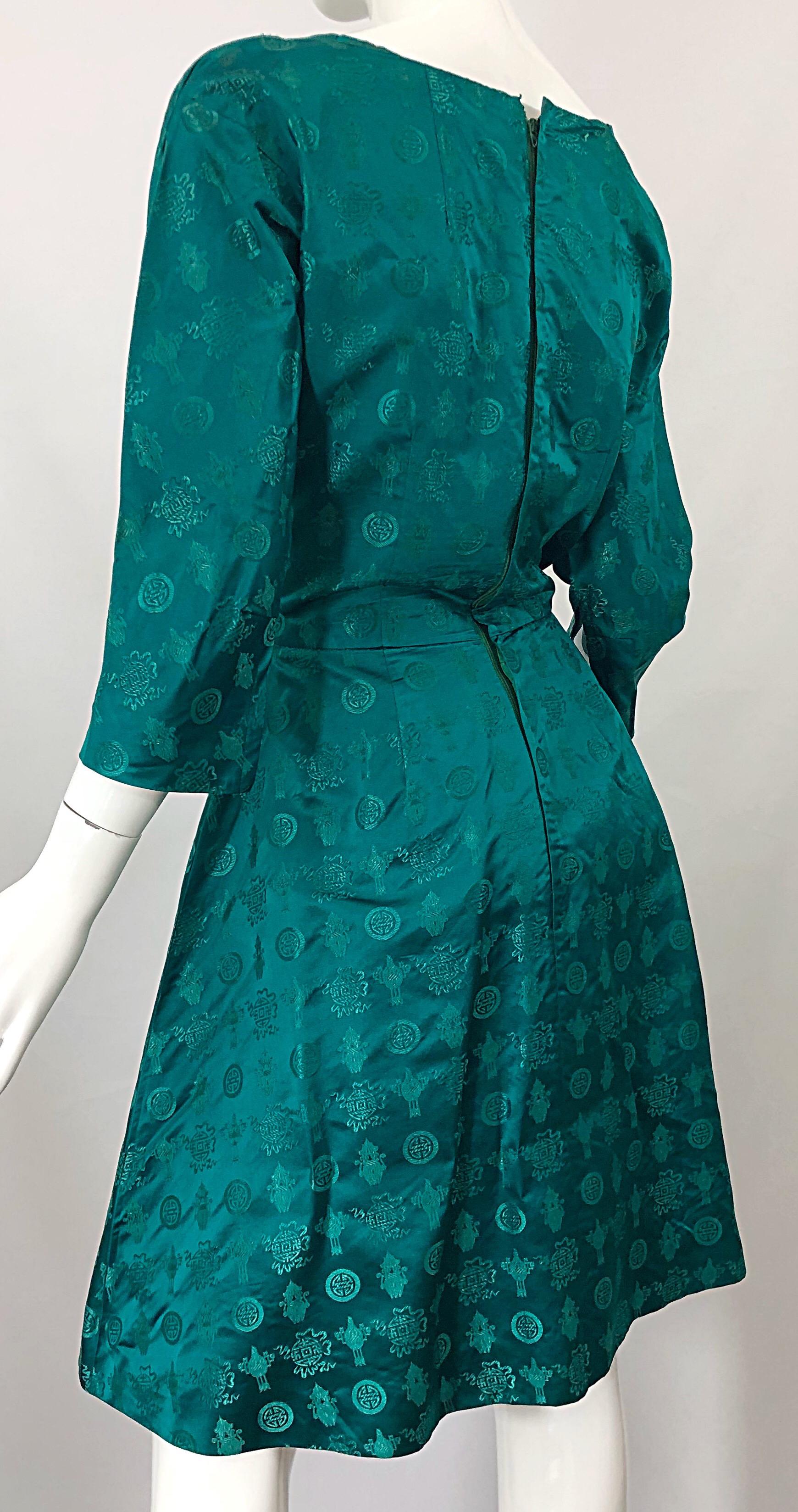 Beautiful 1950s Emerald Green Asian Themed Silk 3/4 Sleeves Fit N' Flare Dress In Excellent Condition For Sale In San Diego, CA