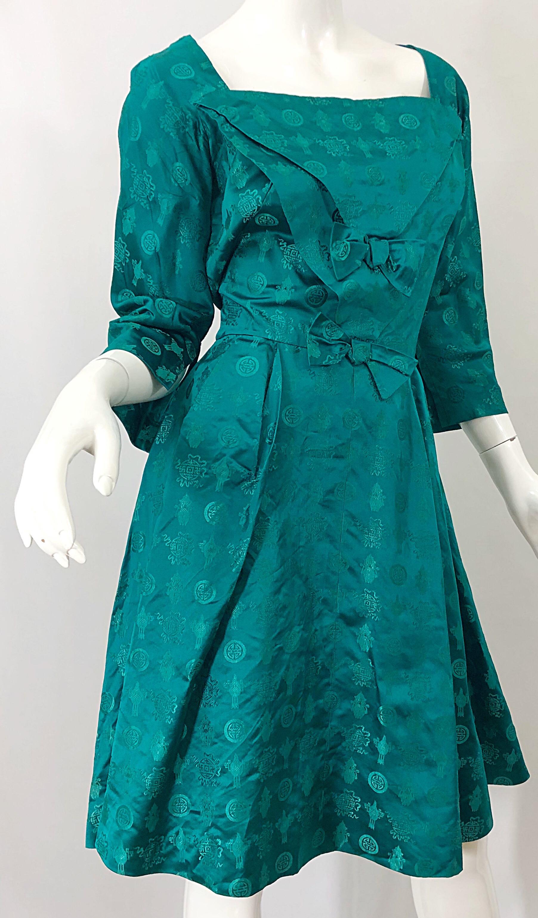 Women's Beautiful 1950s Emerald Green Asian Themed Silk 3/4 Sleeves Fit N' Flare Dress For Sale