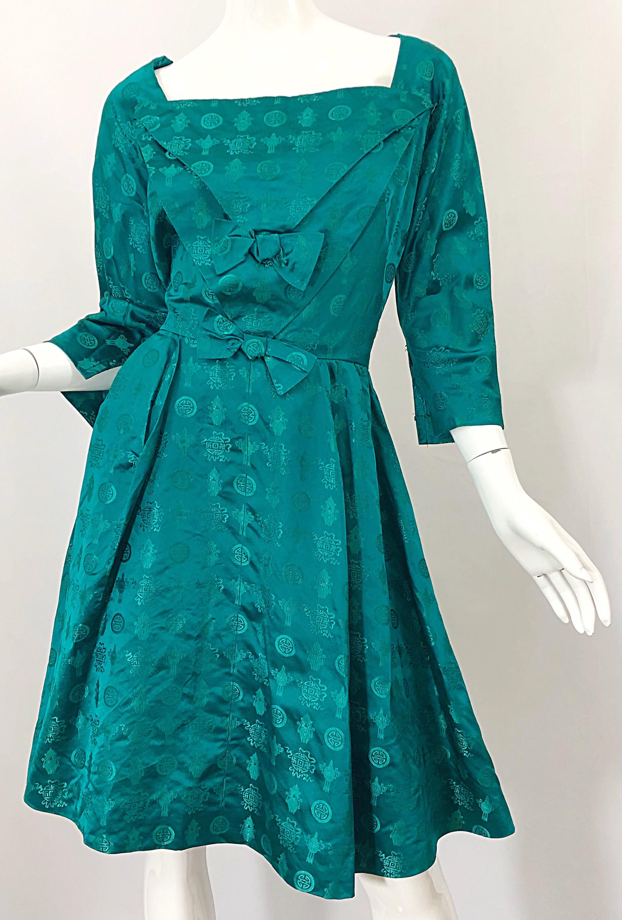 Beautiful 1950s Emerald Green Asian Themed Silk 3/4 Sleeves Fit N' Flare Dress For Sale 1