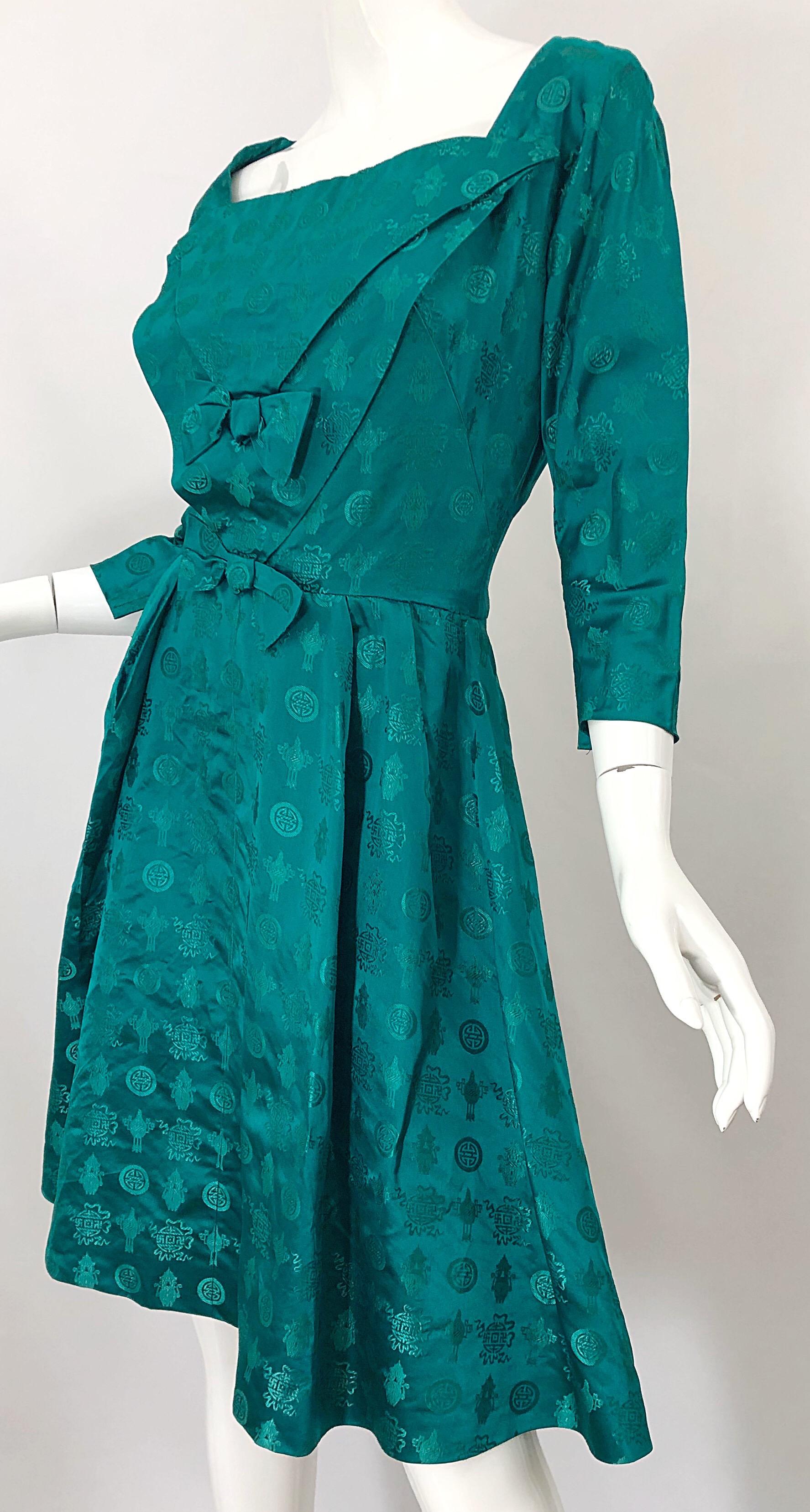 Beautiful 1950s Emerald Green Asian Themed Silk 3/4 Sleeves Fit N' Flare Dress For Sale 2