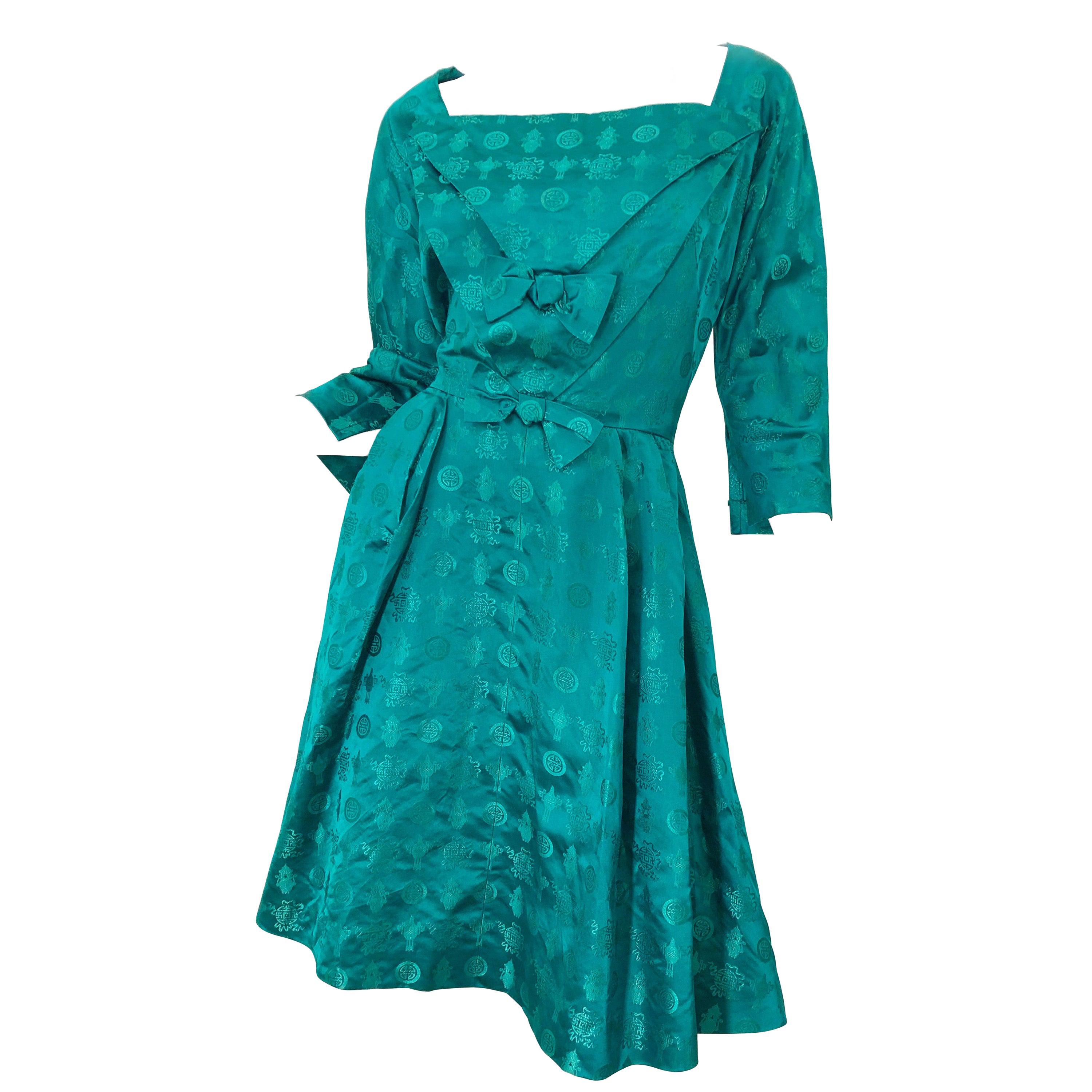 Precioso vestido ajustado de manga 3/4 de seda de temática asiática verde esmeralda de los años 50 en venta