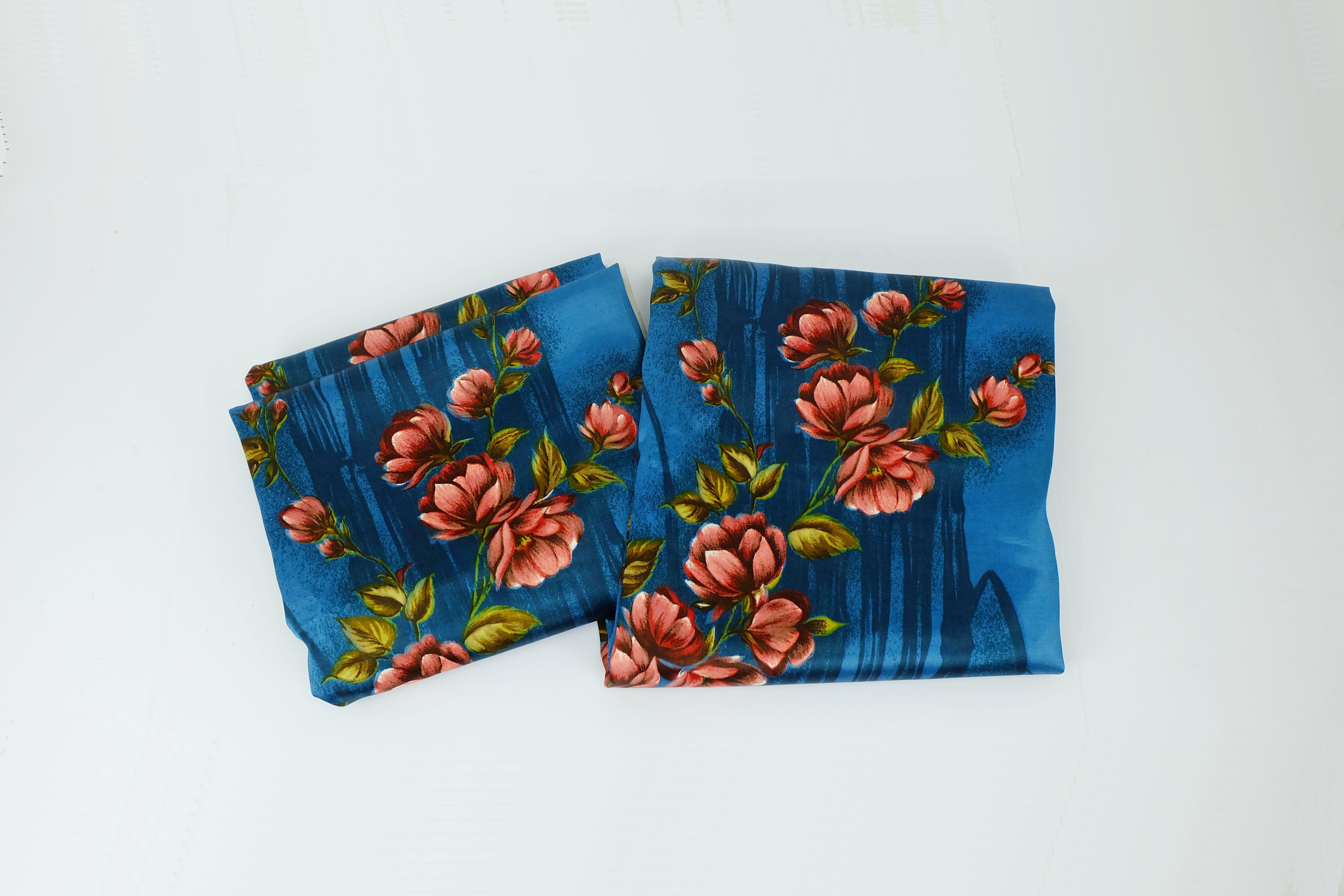 beautiful 1950s FABRIC curtain fabric satin with floral pattern 2 panels of 94 1 In Good Condition For Sale In Mannheim, DE