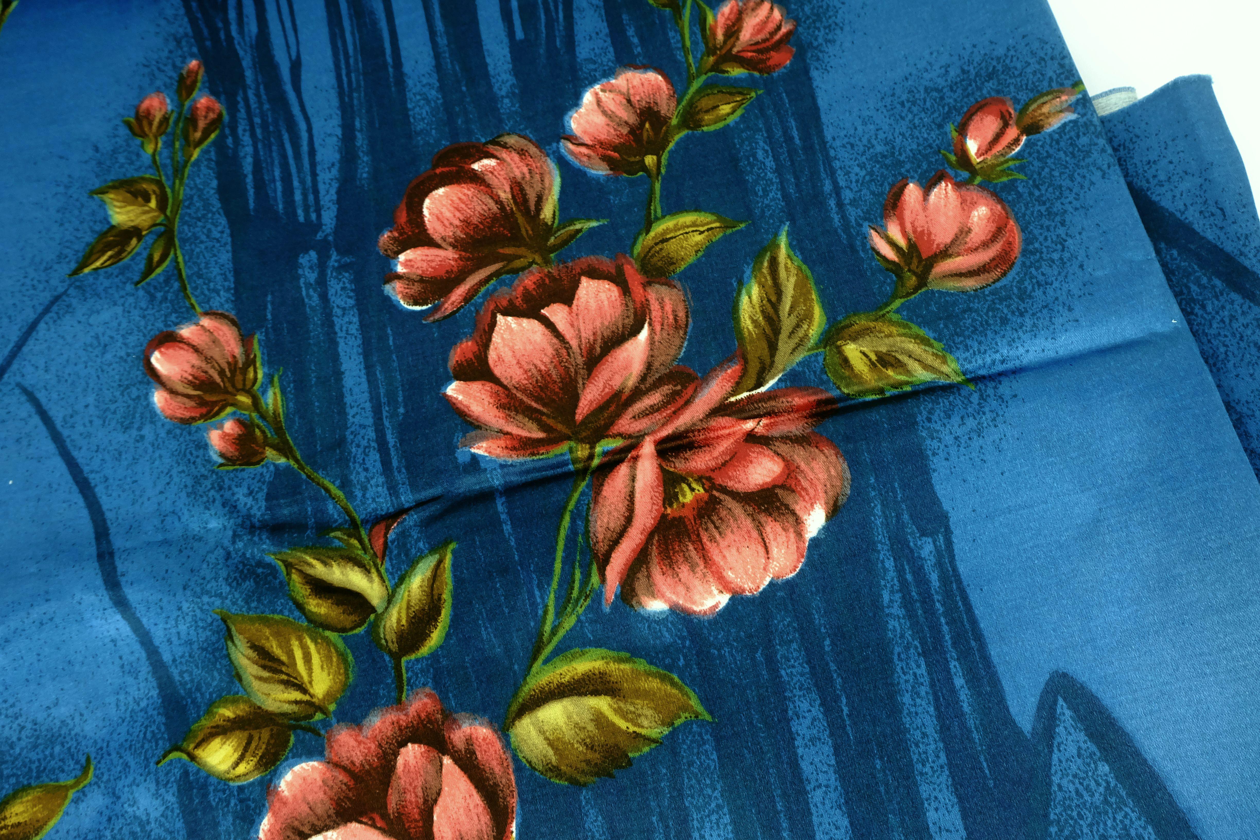 Fabric beautiful 1950s FABRIC curtain fabric satin with floral pattern 2 panels of 94 1 For Sale