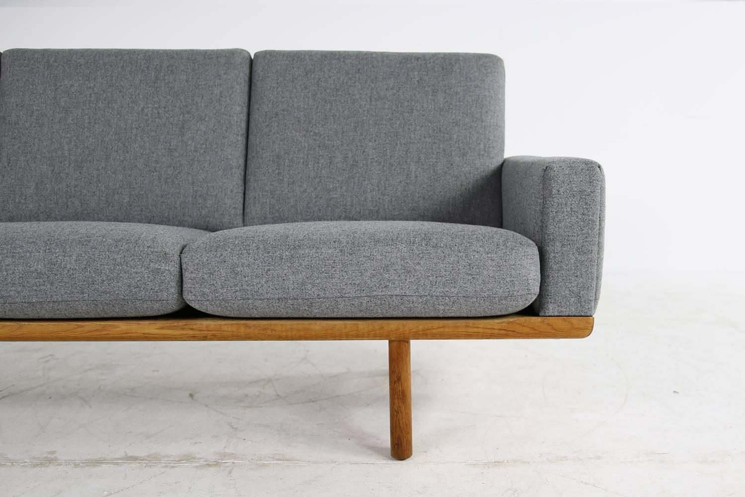 Beautiful Hans Wegner 1950s oak sofa, for GETAMA Denmark, Mod. GE 236-3
Fantastic condition, renewed upper spring cushions, upholstery in very good condition, high quality woven fabric. Early edition, beautiful.